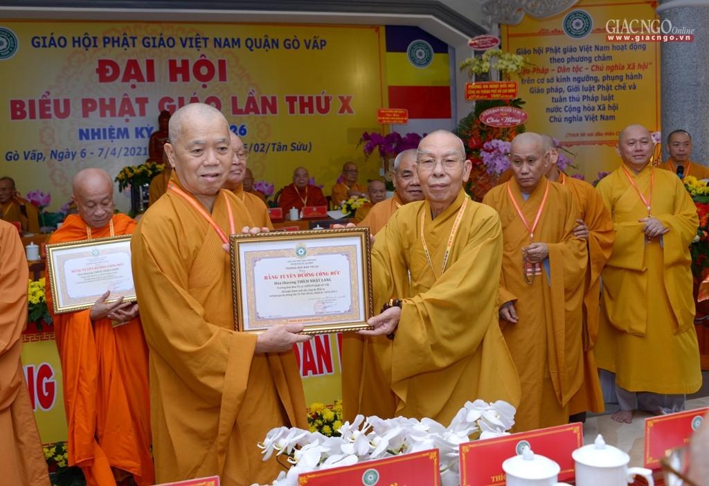 Hòa thượng Thích Nhật Lang nhận Bằng tuyên dương công đức của Phật giáo TP.HCM do Hòa thượng Thích Thiện Đức, Phó ban Trị sự GHPGVN TP.HCM trao Hòa thượng Thích Nhật Lang nhận Bằng tuyên dương công đức của Phật giáo TP.HCM do Hòa thượng Thích Thiện Đức, Phó ban Trị sự GHPGVN TP.HCM trao