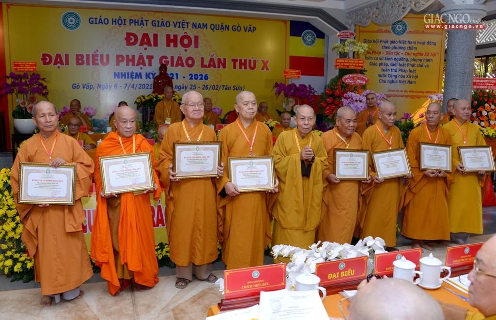Chư tôn đức nhận Bằng tuyên dương công đức của Ban Trị sự Phật giáo TP Chư tôn đức nhận Bằng tuyên dương công đức của Ban Trị sự Phật giáo TP