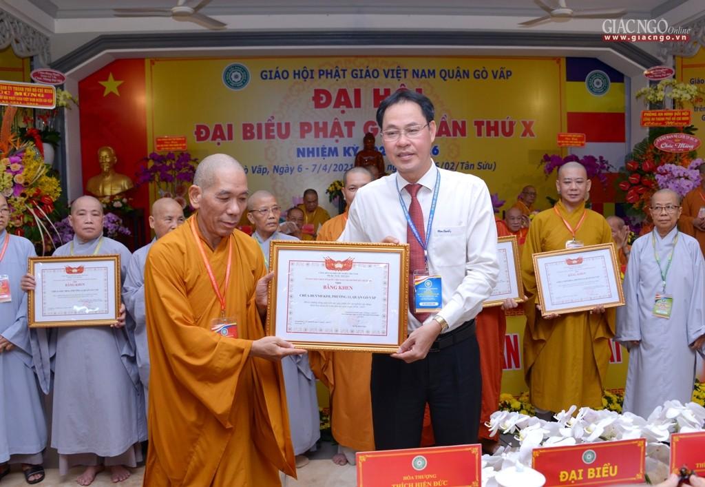 Ông Nguyễn Thành Trung, Phó Chủ tịch Thường trực UBMTTQVN TP.HCM trao bằng khen Ông Nguyễn Thành Trung, Phó Chủ tịch Thường trực UBMTTQVN TP.HCM trao bằng khen