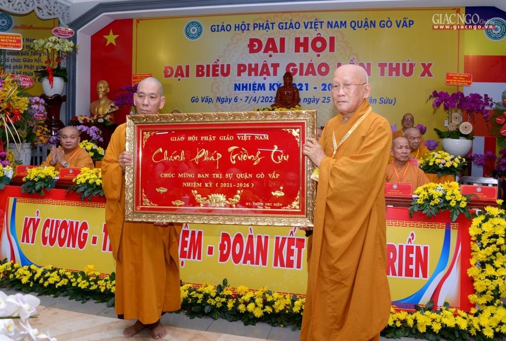 Hòa thượng Thích Như Niệm tặng quà chúc mừng Ban Trị sự Phật giáo quận Gò Vấp nhiệm kỳ 2021-2026 Hòa thượng Thích Như Niệm tặng quà chúc mừng Ban Trị sự Phật giáo quận Gò Vấp nhiệm kỳ 2021-2026
