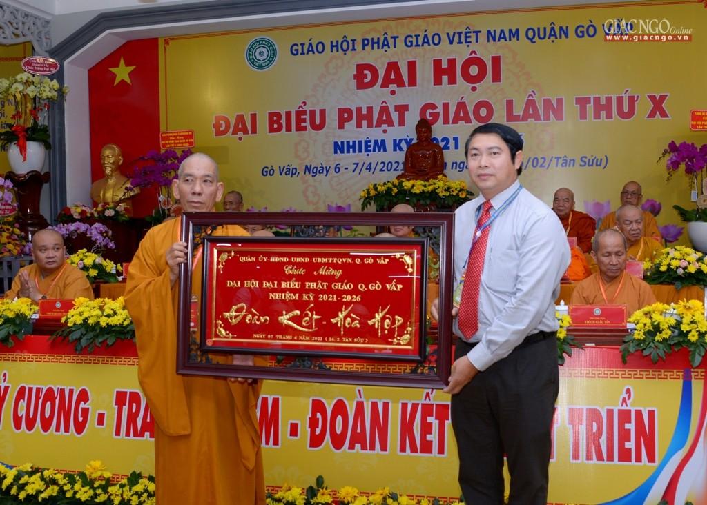 Ông Nguyễn Trí Dũng, Phó Bí thư Thường trực Quận ủy, Chủ tịch Hội đồng Nhân dân quận Gò Vấp chúc mừng Ông Nguyễn Trí Dũng, Phó Bí thư Thường trực Quận ủy, Chủ tịch Hội đồng Nhân dân quận Gò Vấp chúc mừng