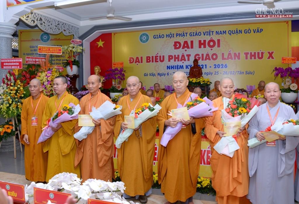 Tân Ban Trị sự GHPGVN quận Gò Vấp tặng quà lưu niệm đến chư tôn đức không tái nhiệm thành viên Ban Trị sự nhiệm kỳ X Tân Ban Trị sự GHPGVN quận Gò Vấp tặng quà lưu niệm đến chư tôn đức không tái nhiệm thành viên Ban Trị sự nhiệm kỳ X