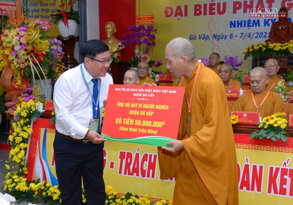 Thượng tọa Thích Giác Trí, tân Trưởng ban Trị sự GHPGVN quận Gò Vấp nhiệm kỳ X trao 50 triệu đồng ủng hộ Quỹ Vì người nghèo của quận Thượng tọa Thích Giác Trí, tân Trưởng ban Trị sự GHPGVN quận Gò Vấp nhiệm kỳ X trao 50 triệu đồng ủng hộ Quỹ Vì người nghèo của quận