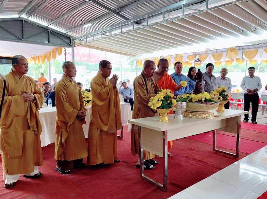 Chư tôn đức thực hiện nghi thức Tắm Phật