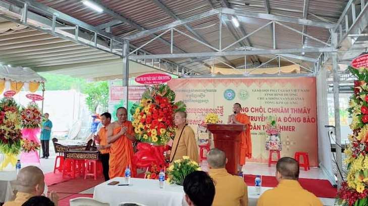 Lẵng hoa chúc mừng của Phật giáo tỉnh