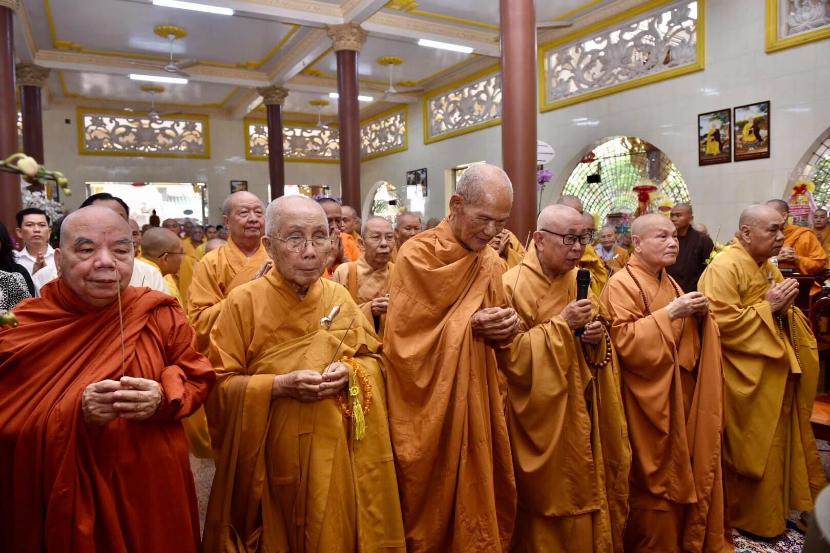 Chư tôn đức, quý đại diện chính quyền thành kính dâng hương tưởng niệm - Ảnh: Đăng Huy Chư tôn đức, quý đại diện chính quyền thành kính dâng hương tưởng niệm - Ảnh: Đăng Huy