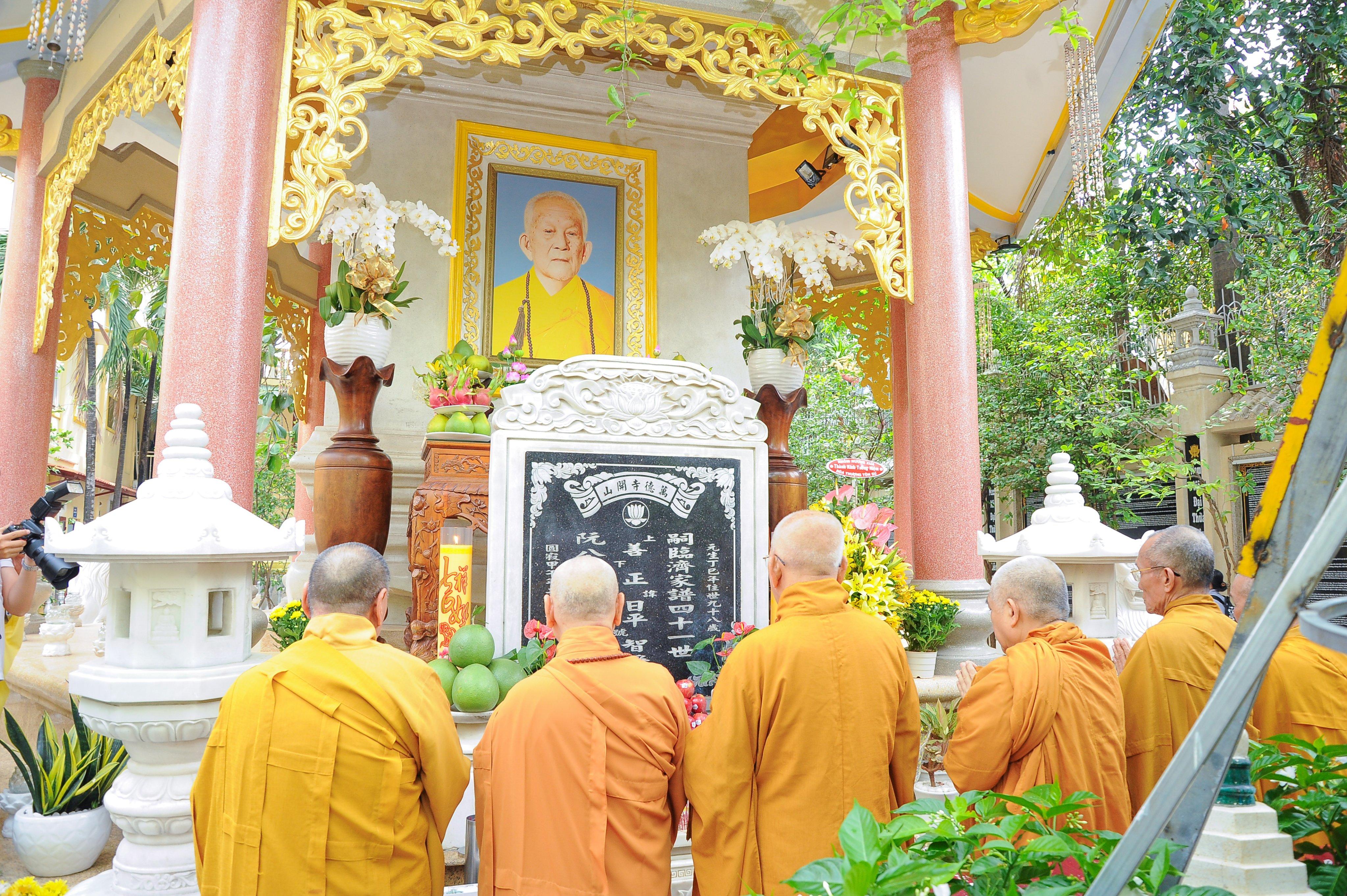 Trước đó, vào chiều 8-4, Chư Hội đồng Chứng minh, Hội đồng Trị sự dâng hương tại bảo tháp Phù Thi Trước đó, vào chiều 8-4, Chư Hội đồng Chứng minh, Hội đồng Trị sự dâng hương tại bảo tháp Phù Thi