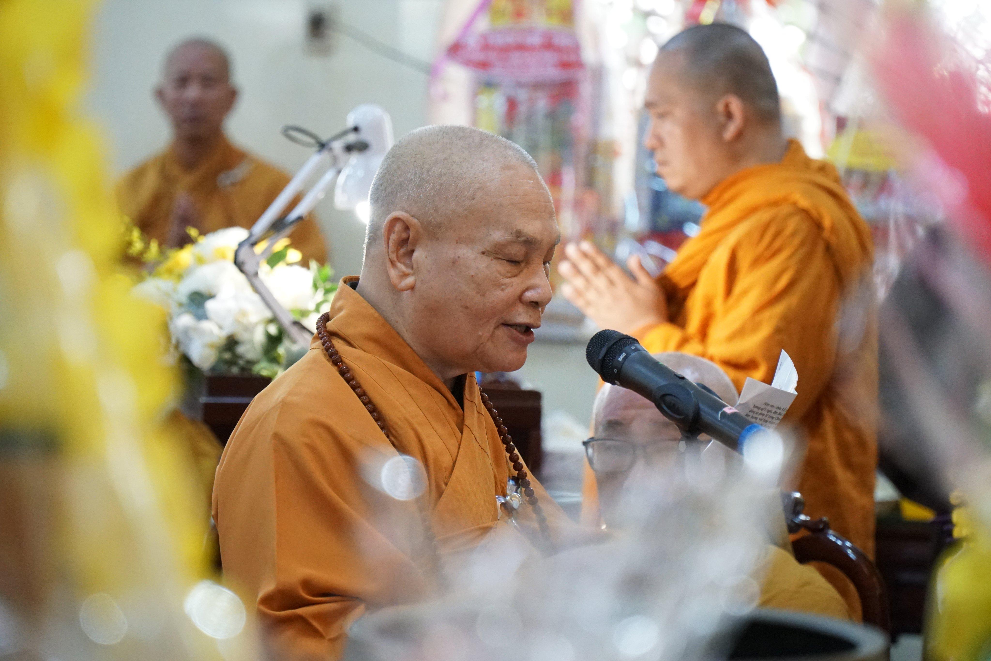 Hòa thượng Thích Thiện Nhơn đọc lời tưởng niệm của Trung ương Giáo hội Hòa thượng Thích Thiện Nhơn đọc lời tưởng niệm của Trung ương Giáo hội
