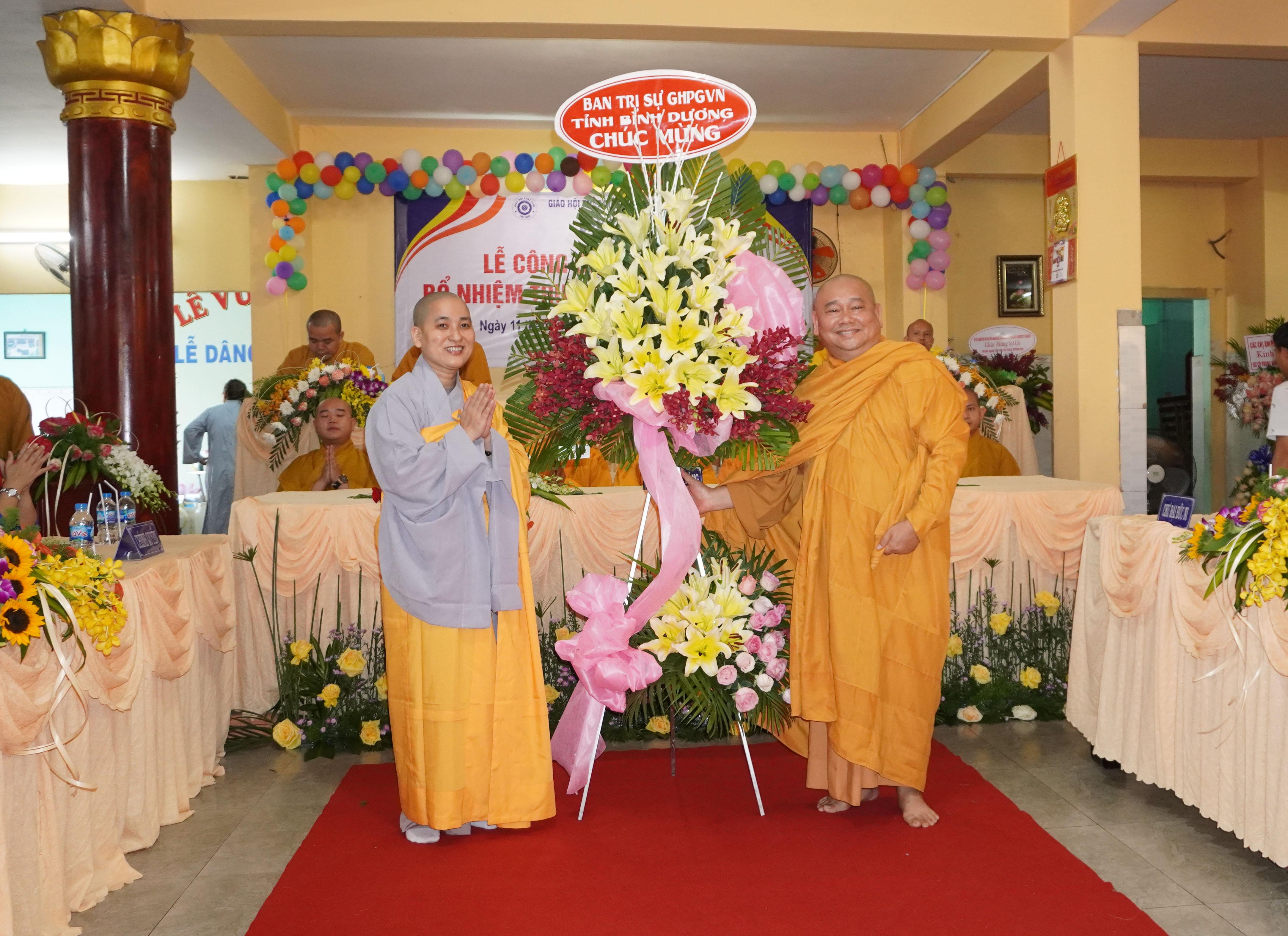 Thượng tọa Thích Minh Lực, Phó ban Trị sự GHPGVN tỉnh Bình Dương trao lẵng hoa chúc mừng Thượng tọa Thích Minh Lực, Phó ban Trị sự GHPGVN tỉnh Bình Dương trao lẵng hoa chúc mừng