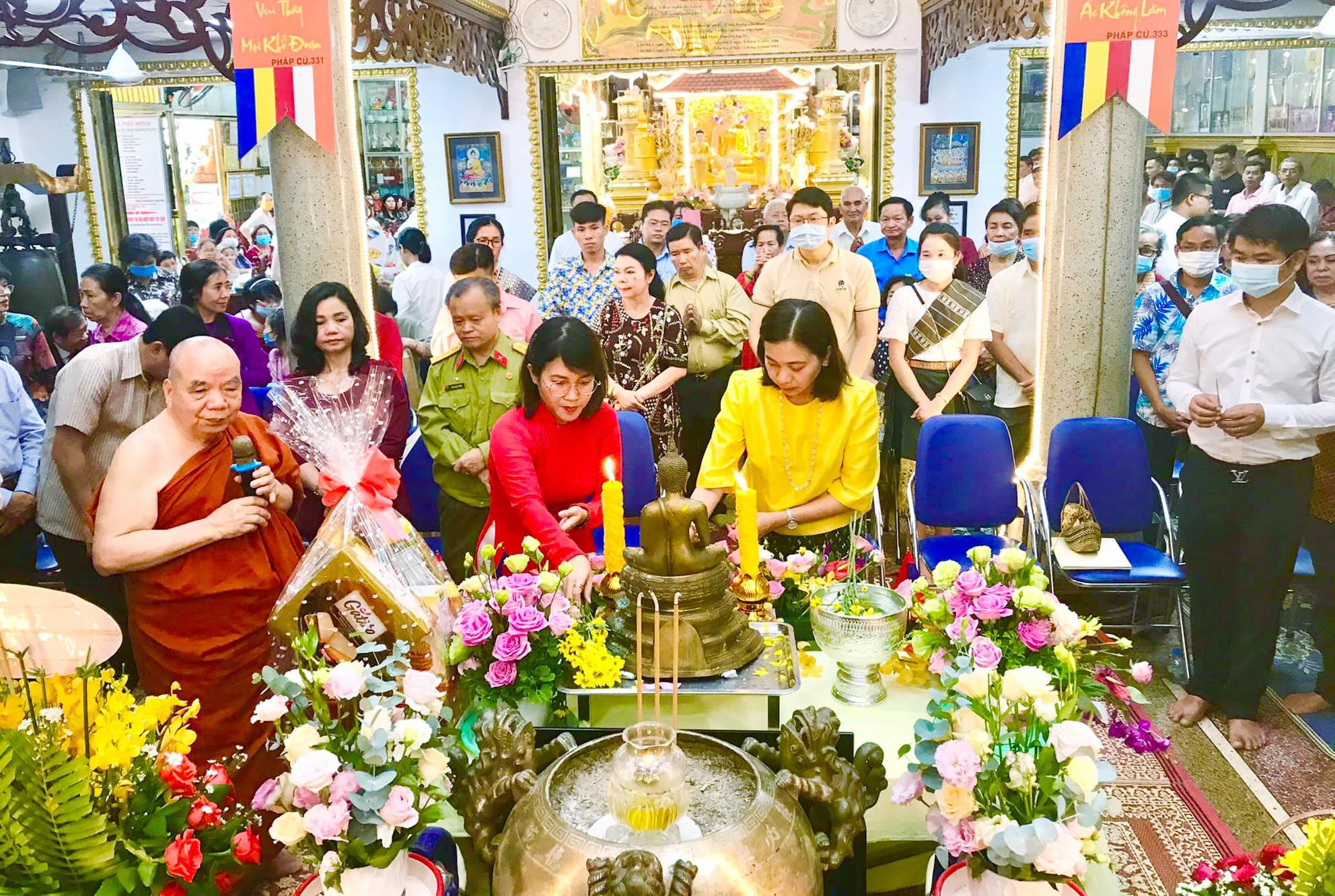 Nghi thức Tắm Phật cầu chúc một năm mới an lành - Ảnh: Tâm Xuân Nghi thức Tắm Phật cầu chúc một năm mới an lành - Ảnh: Tâm Xuân