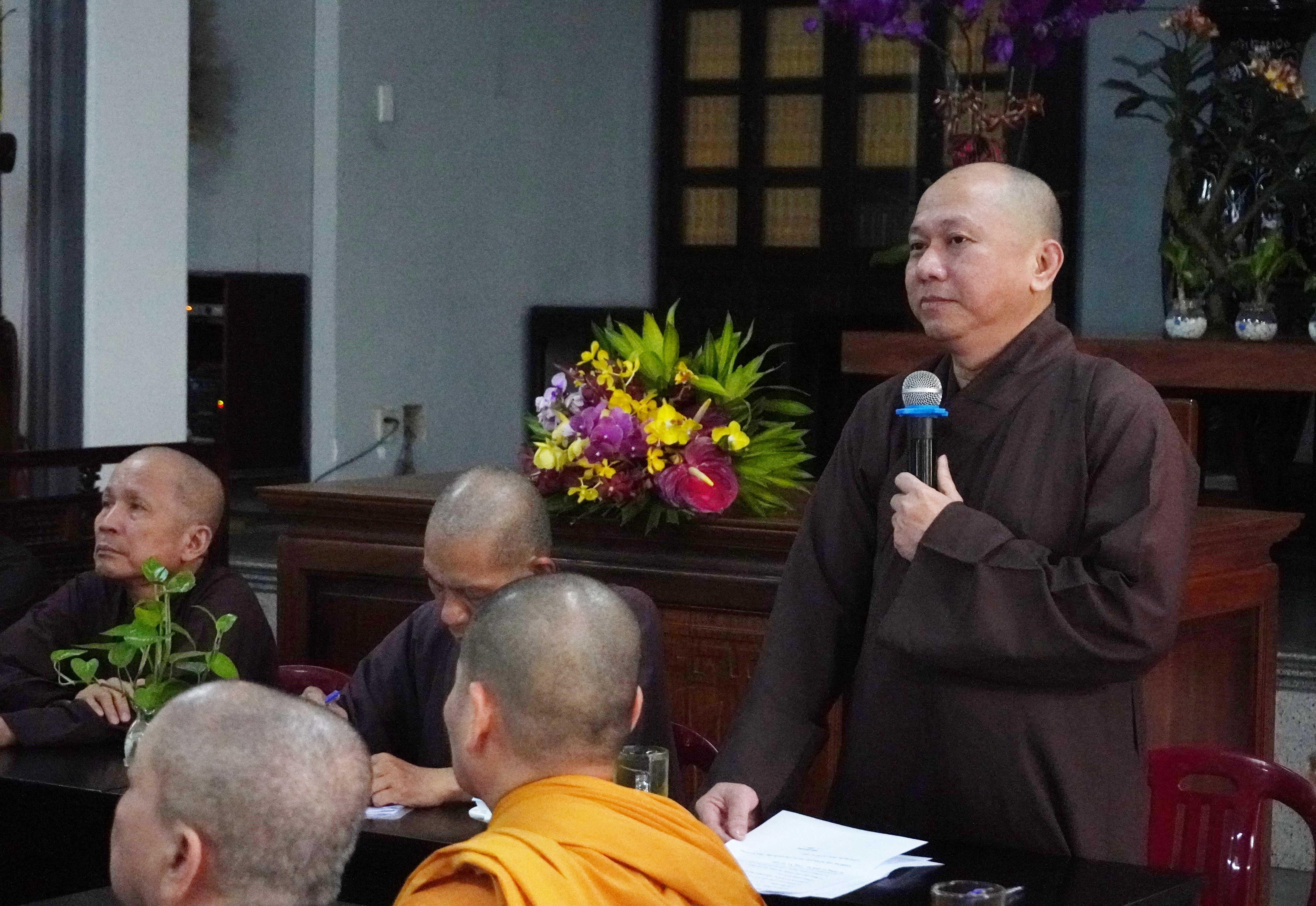 Thượng tọa Thích Tắc Bạch, Phó Thường trực Ban Trị sự GHPGVN quận Gò Vấp phát biểu Thượng tọa Thích Tắc Bạch, Phó Thường trực Ban Trị sự GHPGVN quận Gò Vấp phát biểu