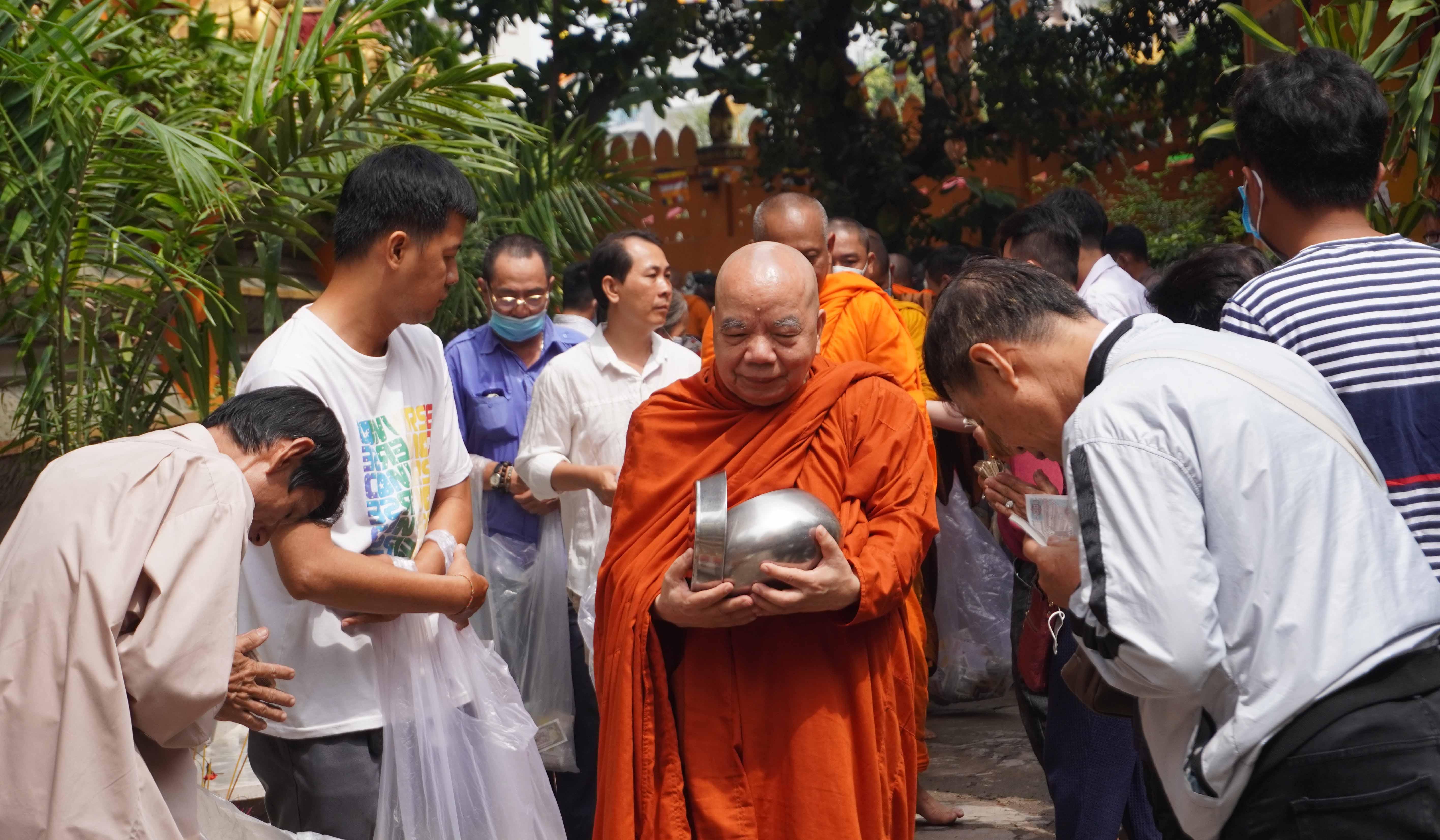 Hòa thượng Thích Thiện Tâm, Phó Chủ tịch Hội đồng Trị sự, Phó ban Trị sự GHPGVN TP.HCM tham gia lễ đặt bát hội sáng 16-4