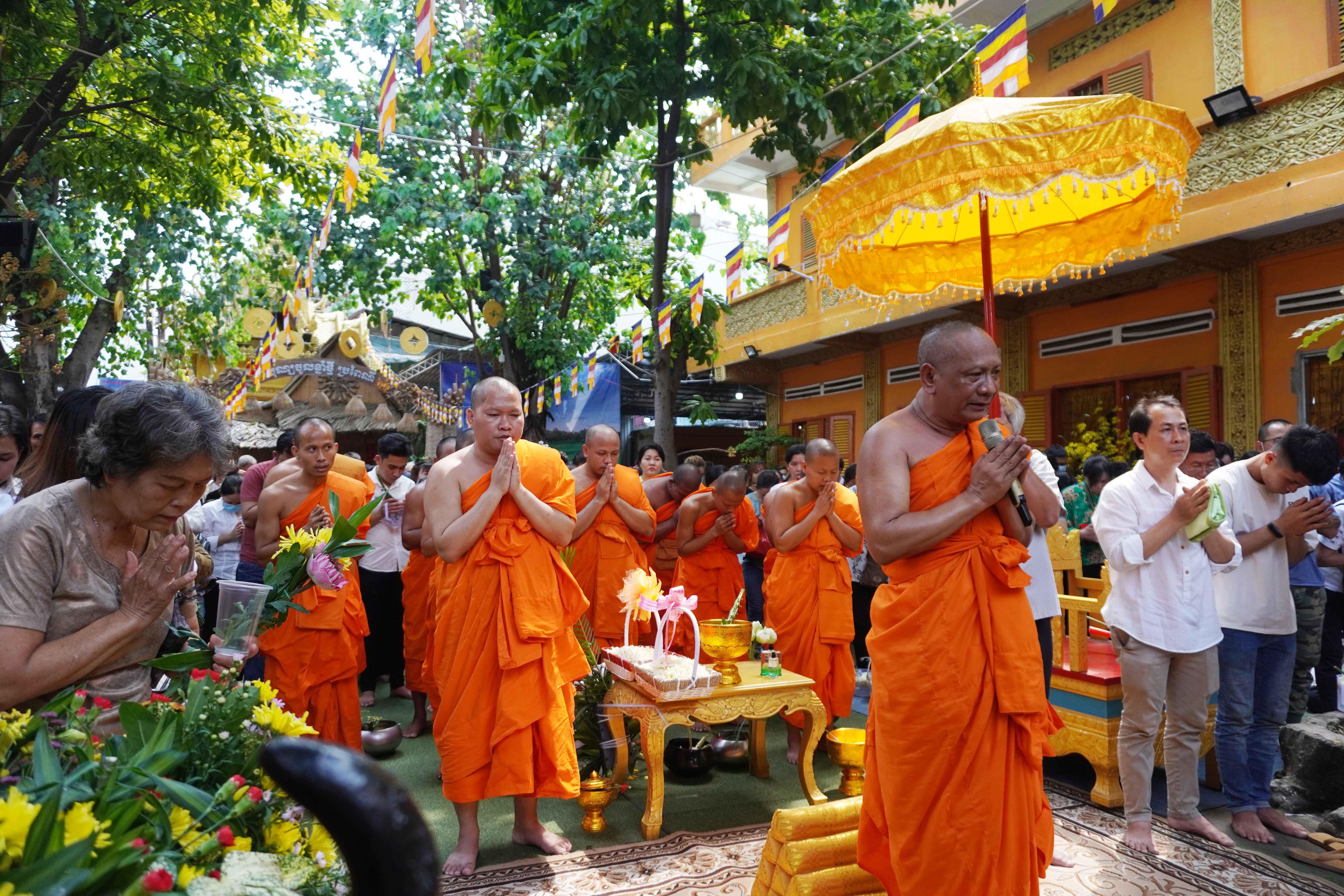 Khóa lễ trước khi thực hiện nghi thức Tắm Phật