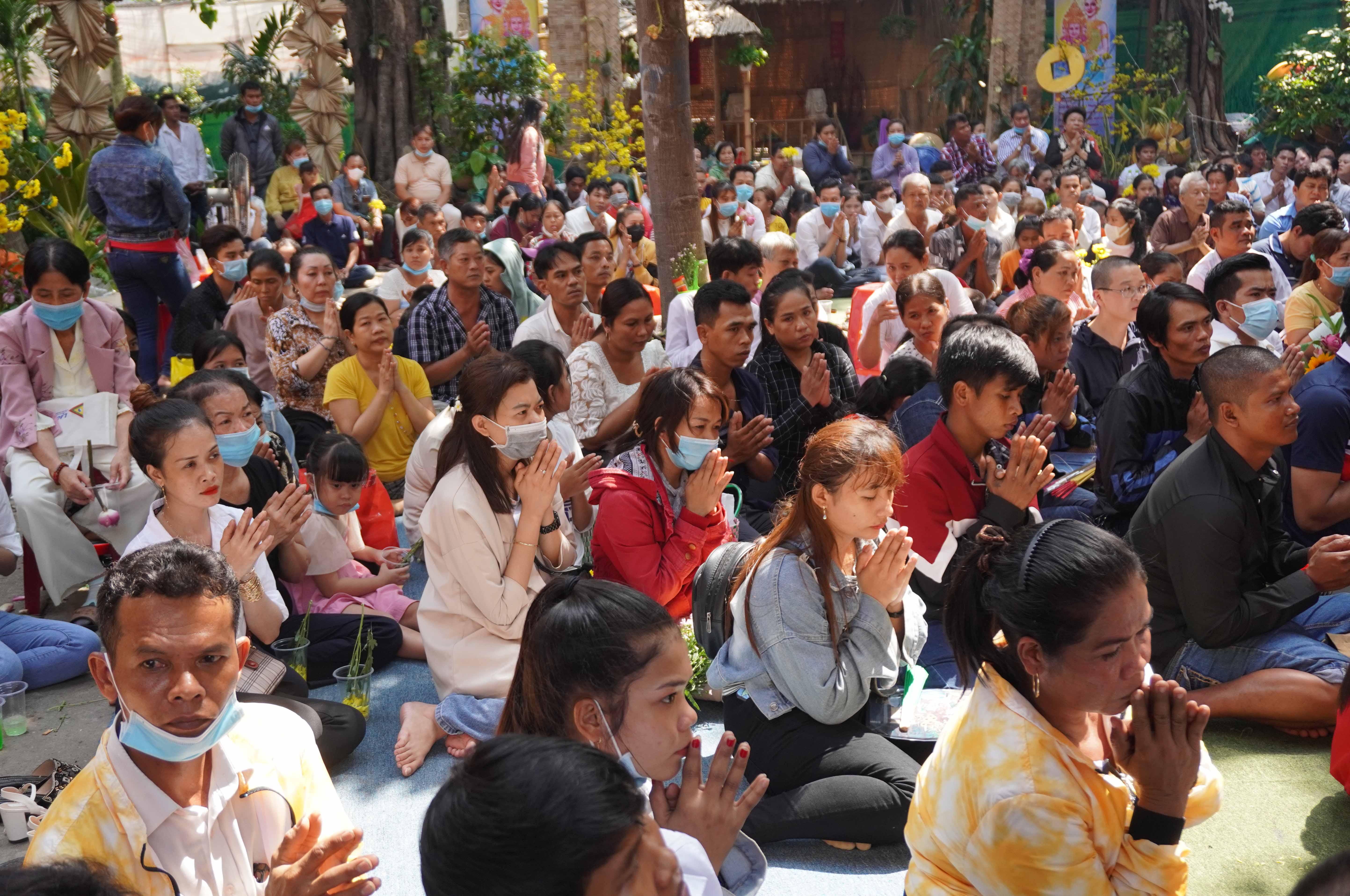 Bà con Khmer tham dự khóa lễ