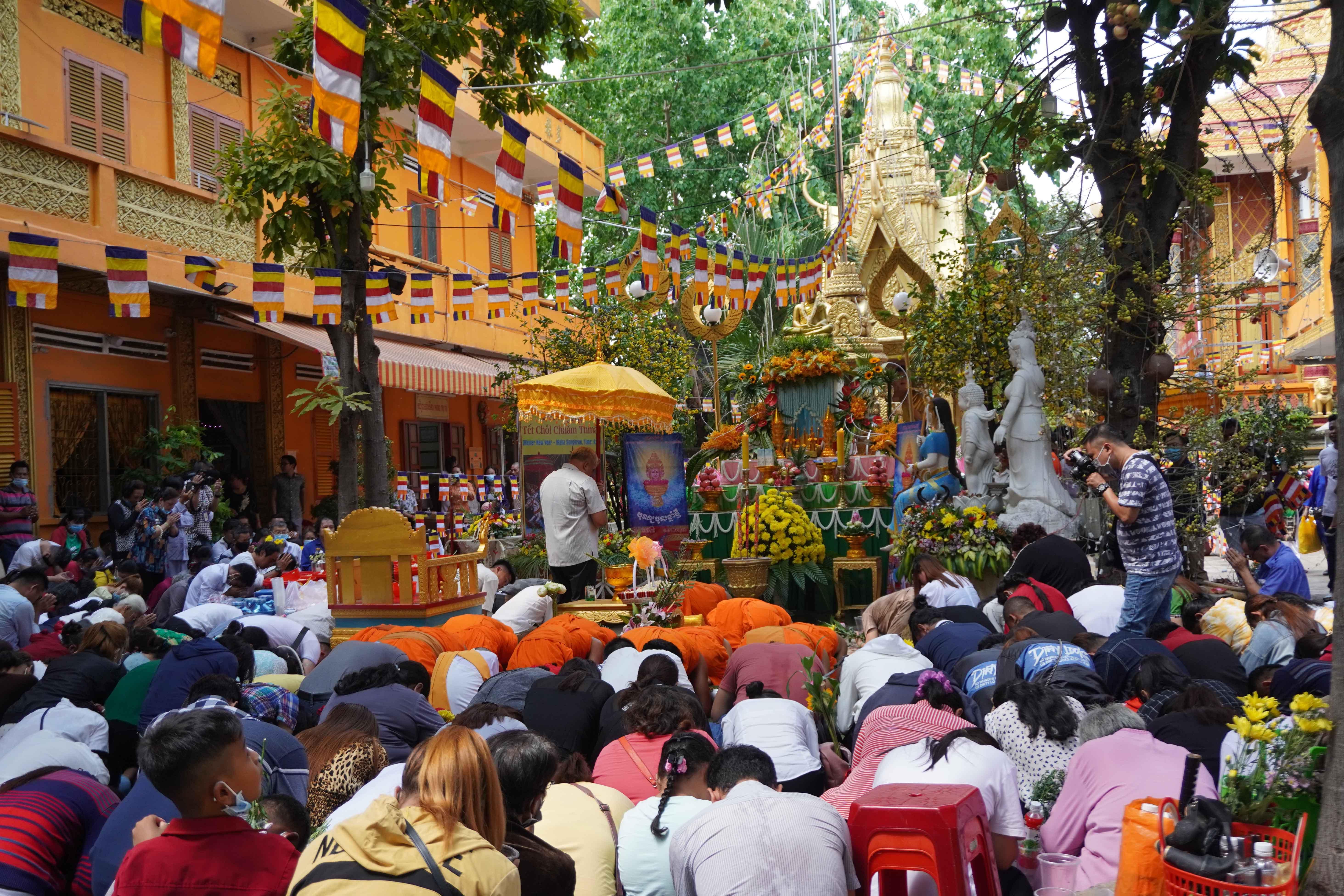 Đảnh lễ Tam bảo