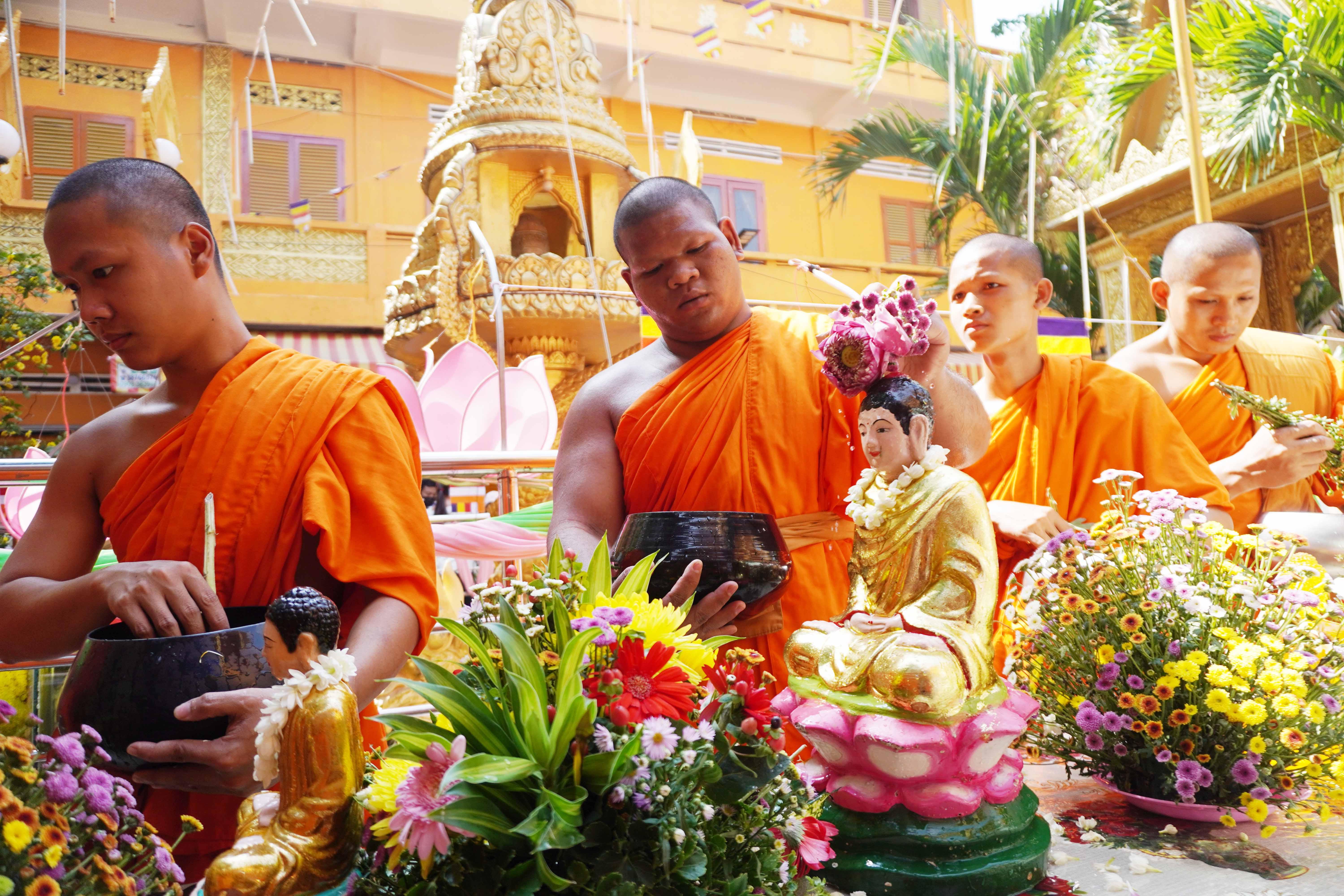 Chư Tăng thực hiện nghi thức Tắm Phật