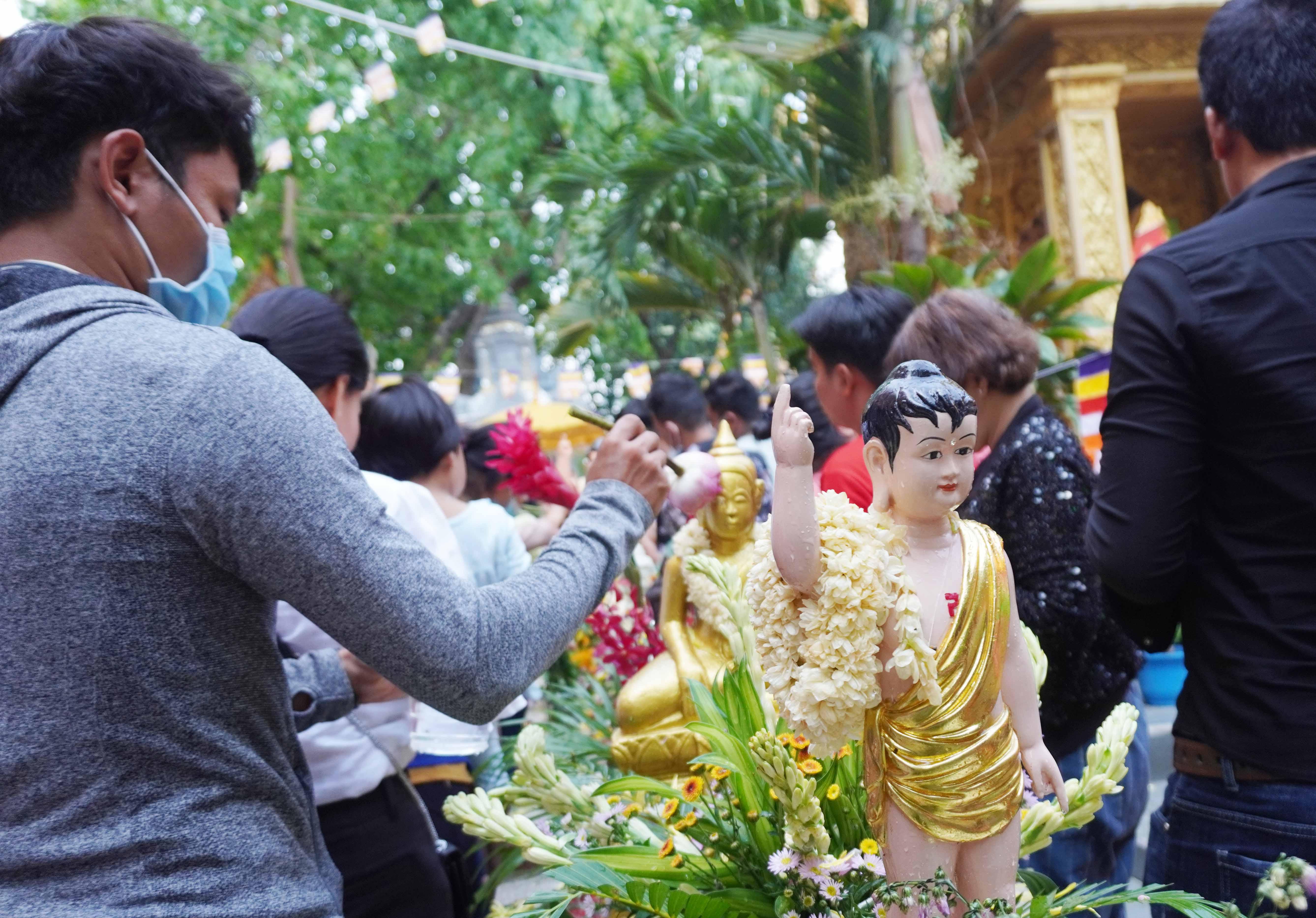 Phật tử thực hiện nghi thức Tắm Phật, tẩy rửa mọi điều không may mắn năm cũ