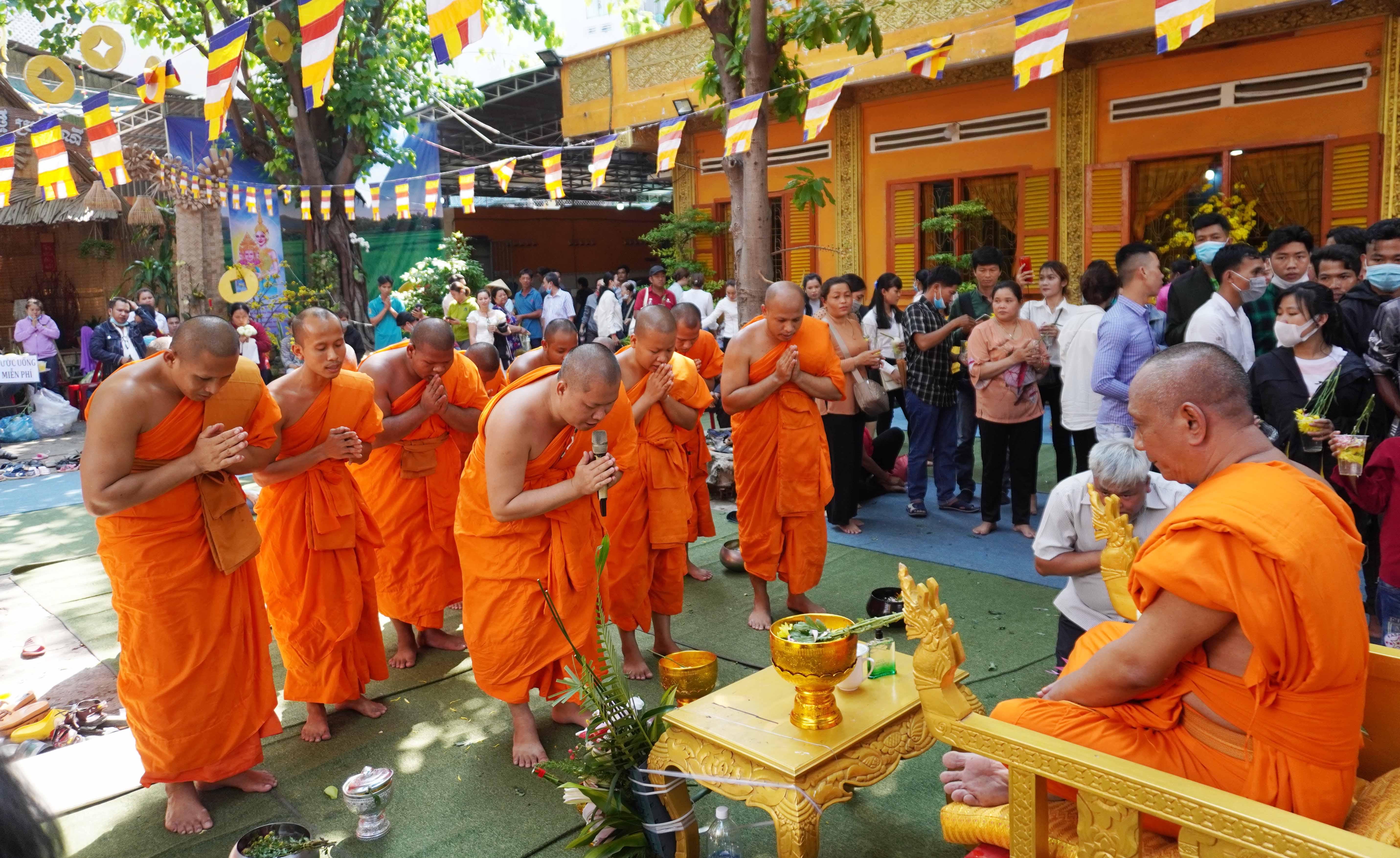 Chư Tăng chùa thực hiện nghi thức sám hối trước khi thực hiện Tắm cho Hòa thượng trụ trì