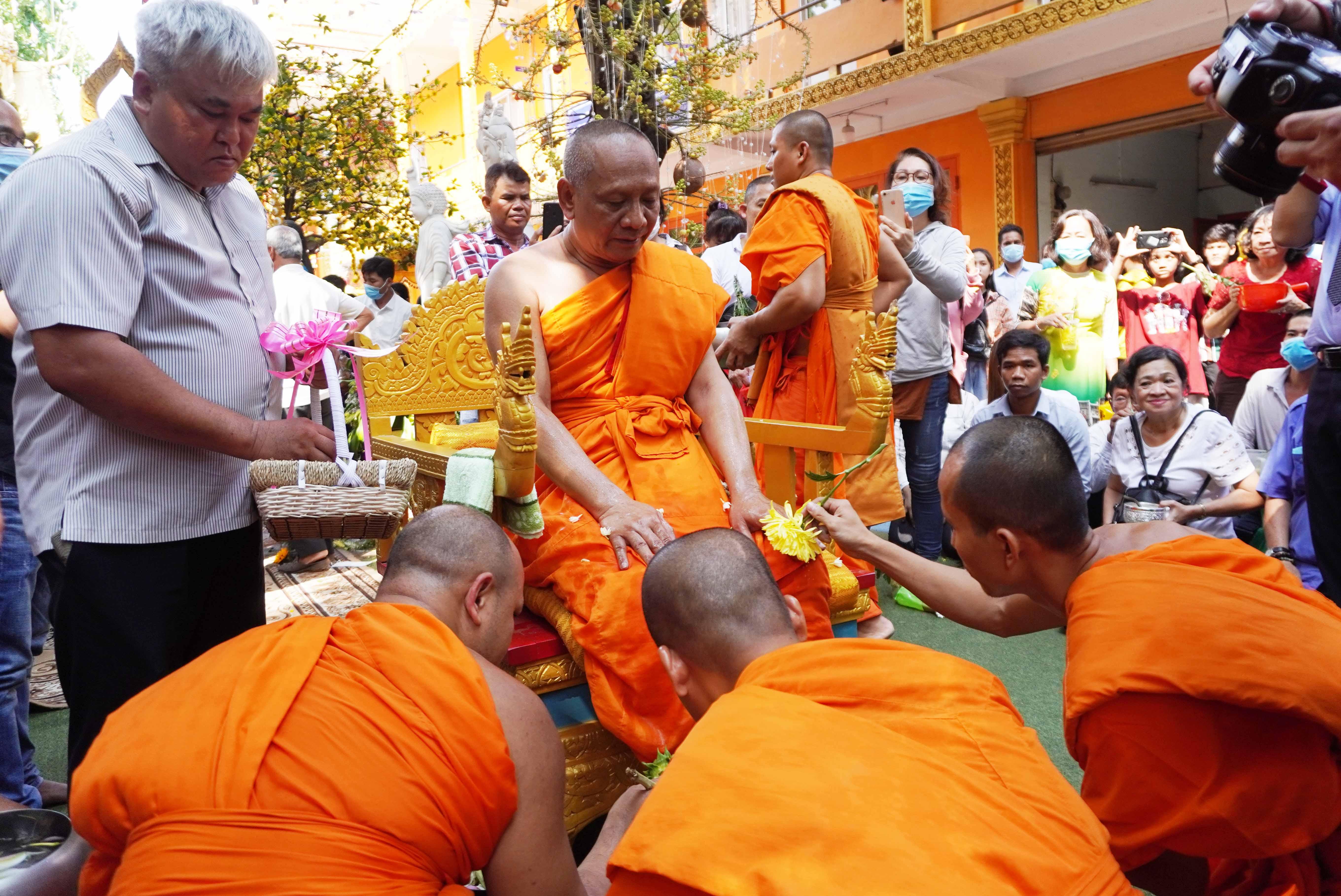 Thực hiện nghi thức rửa tay chân cho Hòa thượng trụ trì