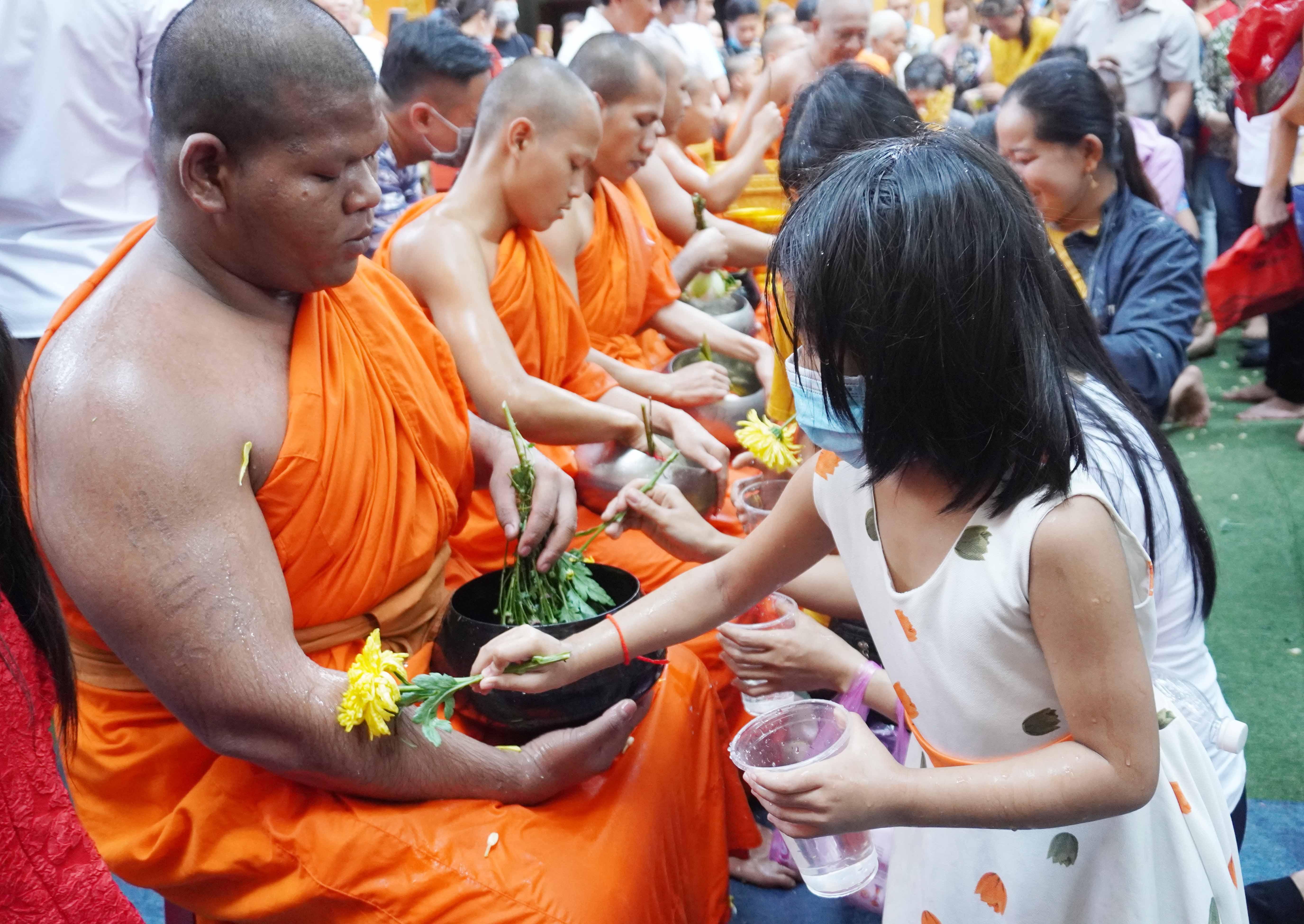 Phật tử tham gia nghi thức Tắm cho chư Tăng