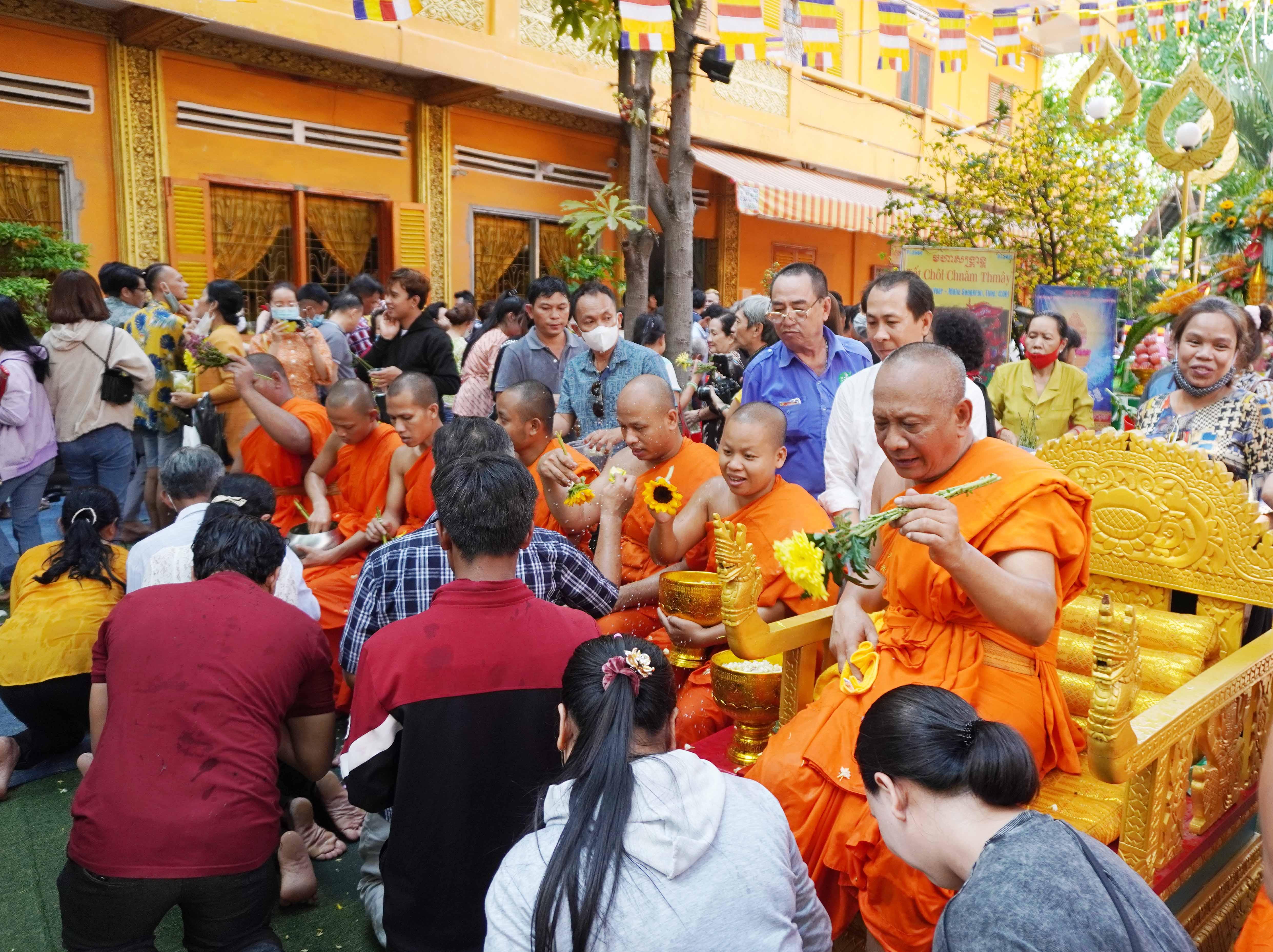 Thực hiện nghi thức rải nước thơm chúc may mắn cho Phật tử