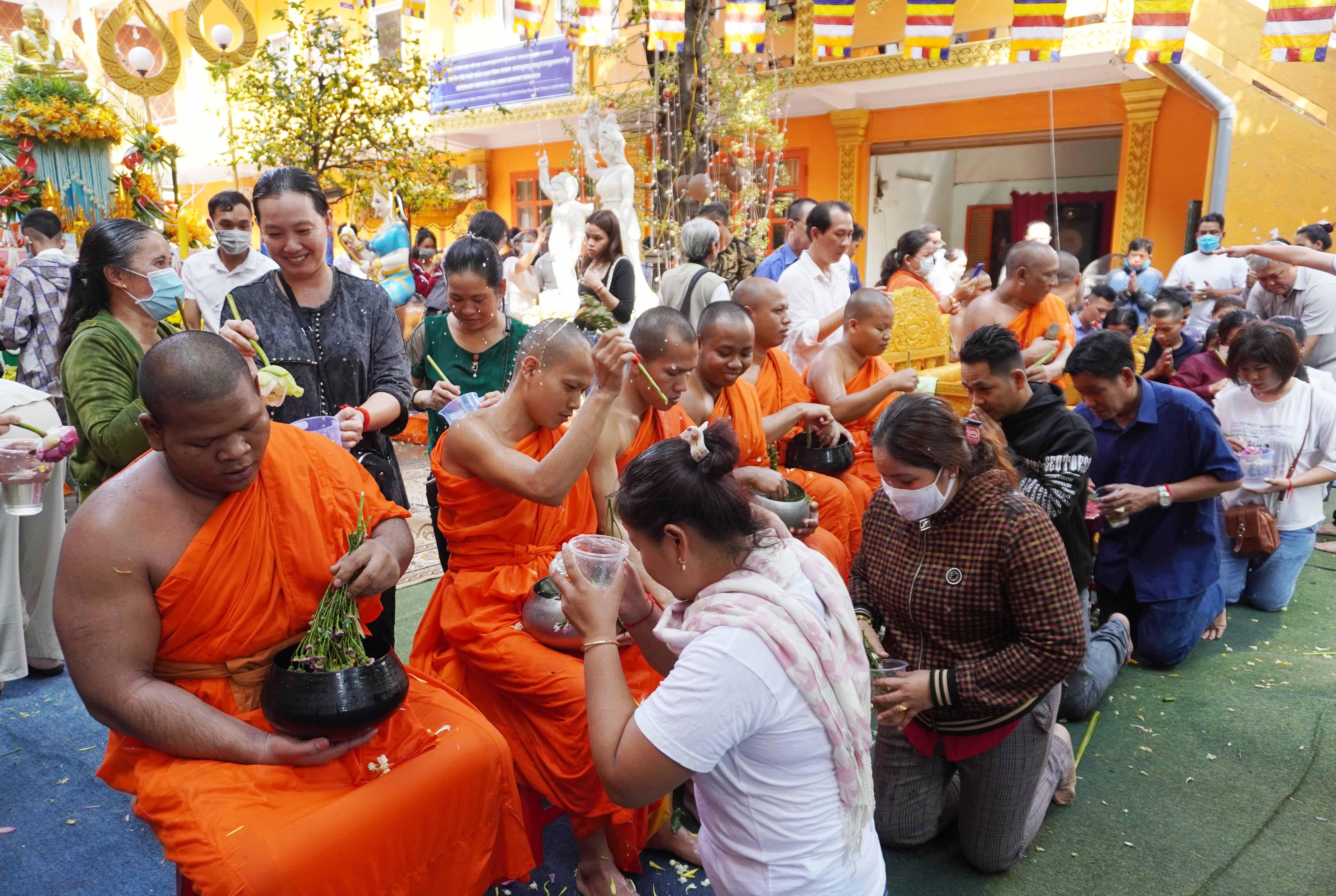 Nguyện cầu năm mới bình an