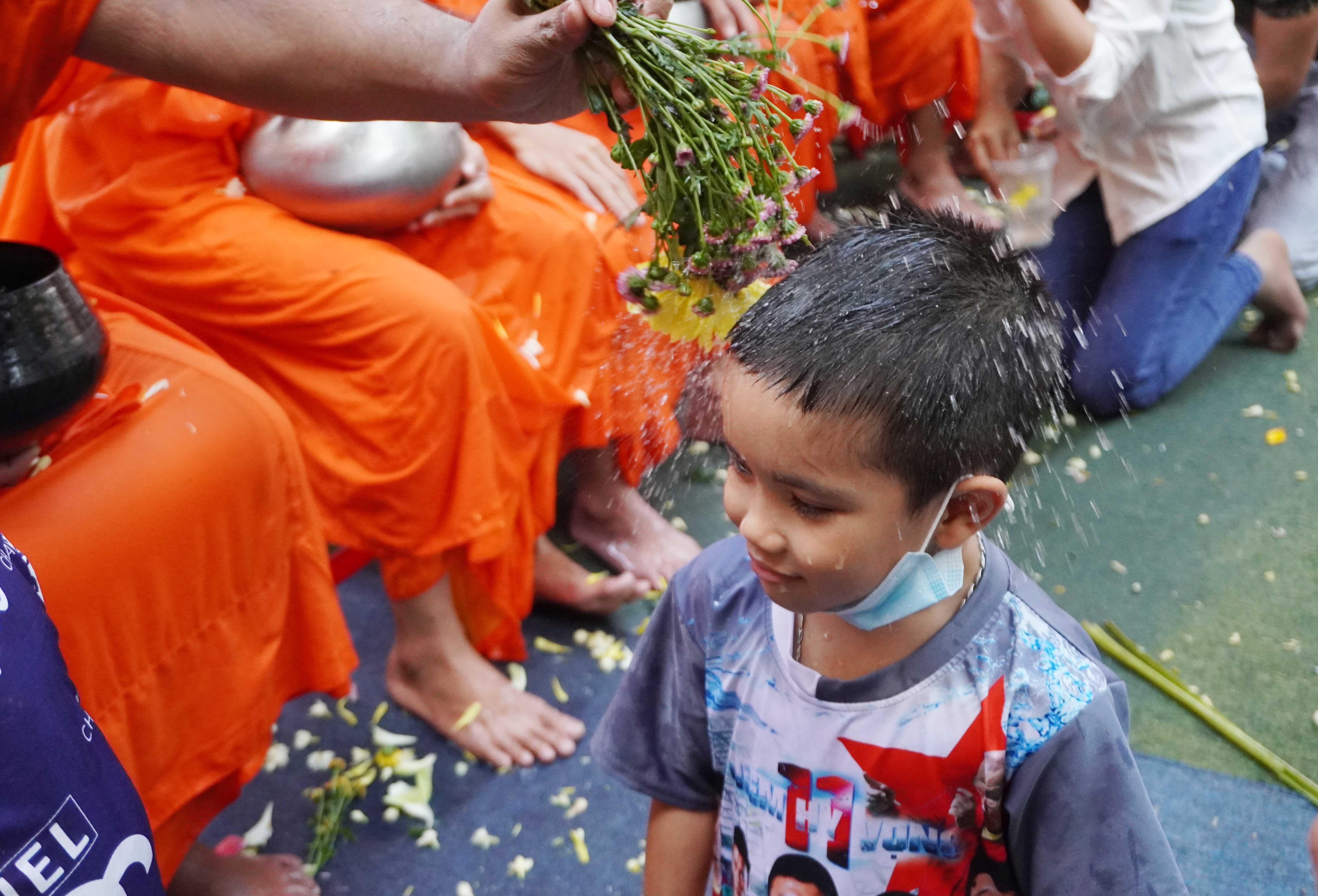 Niềm vui được té nước cầu may mắn trong đầu năm mới