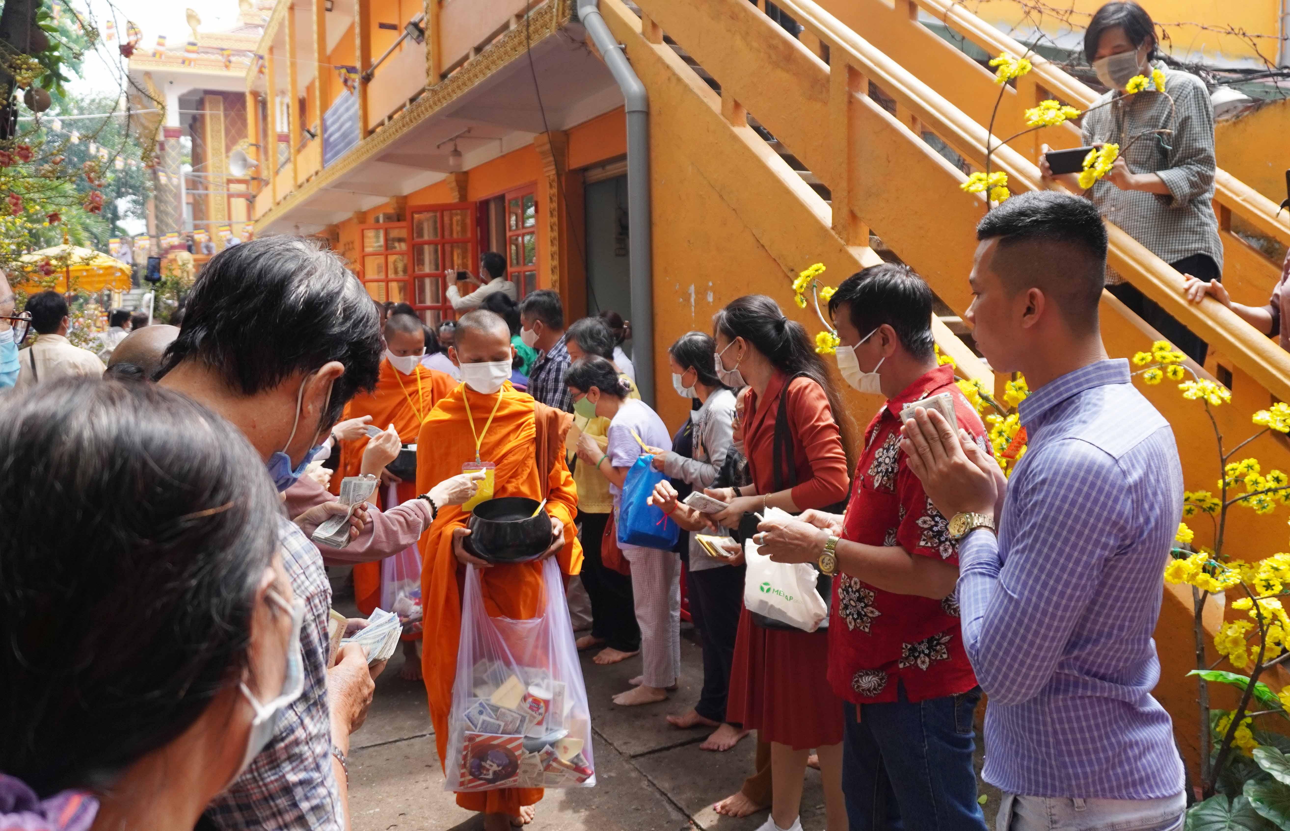 Thành tâm cúng dường lên chư Tăng