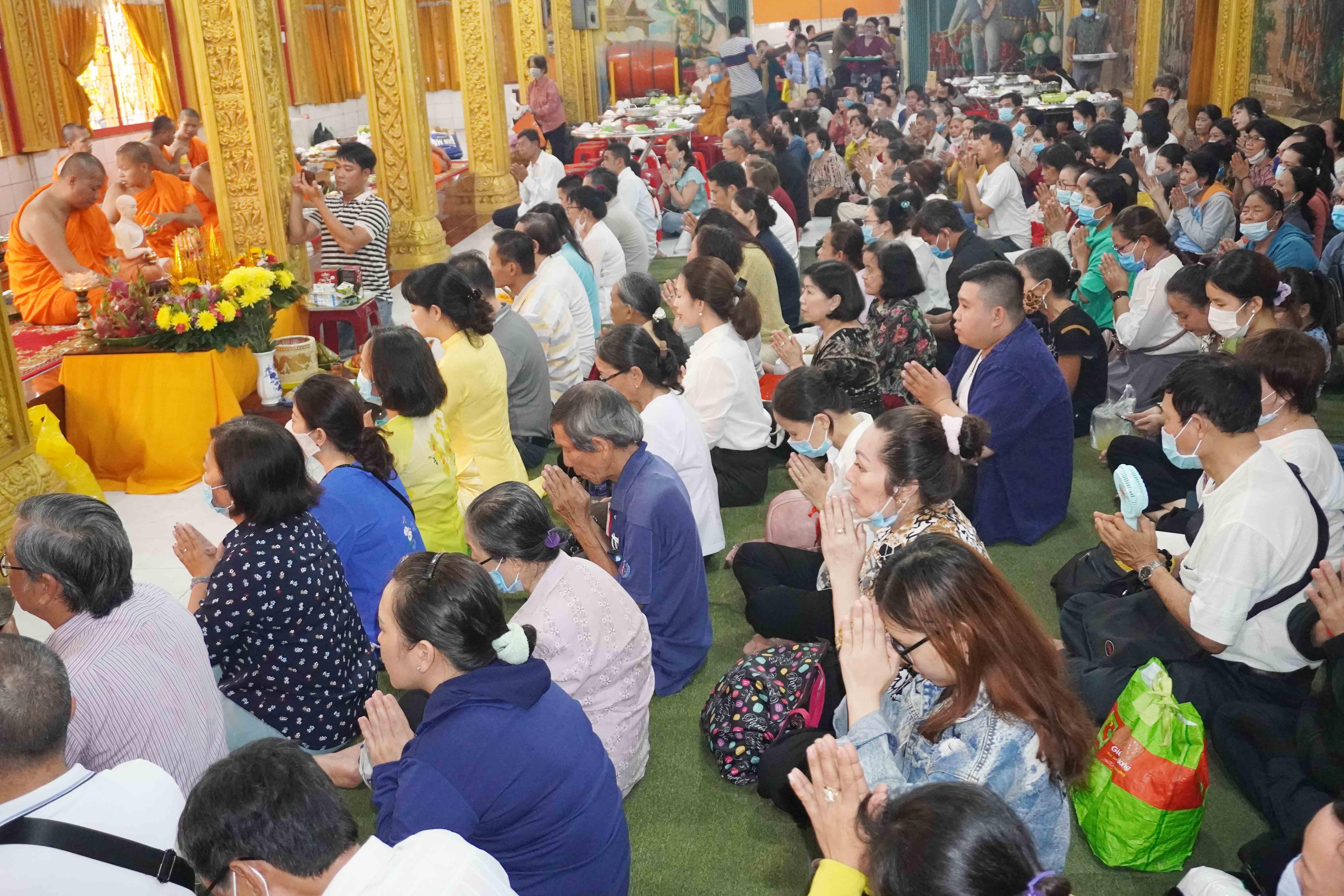 Phật tử tác bạch dâng cúng trai tăng