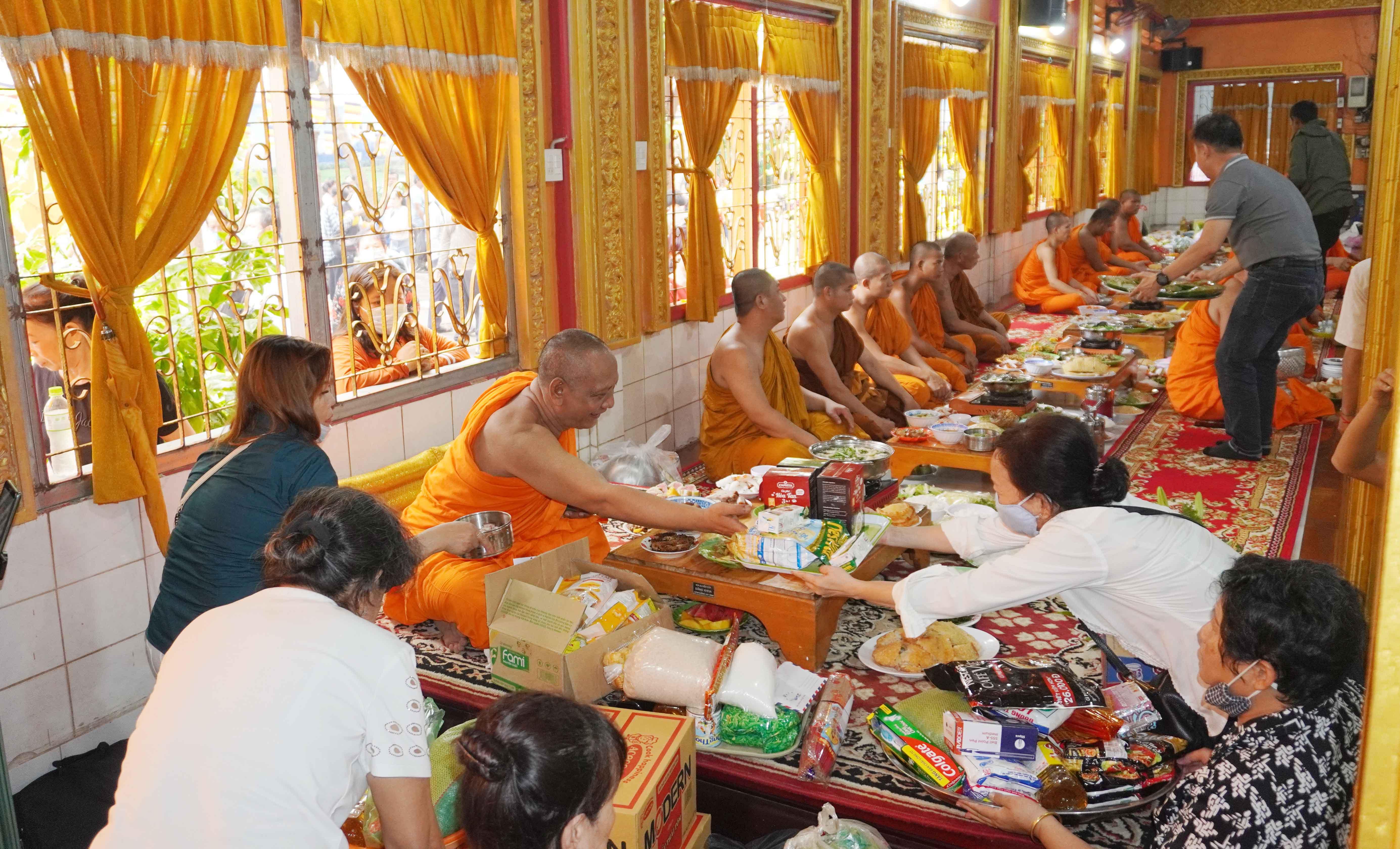 Dâng cúng mâm huê