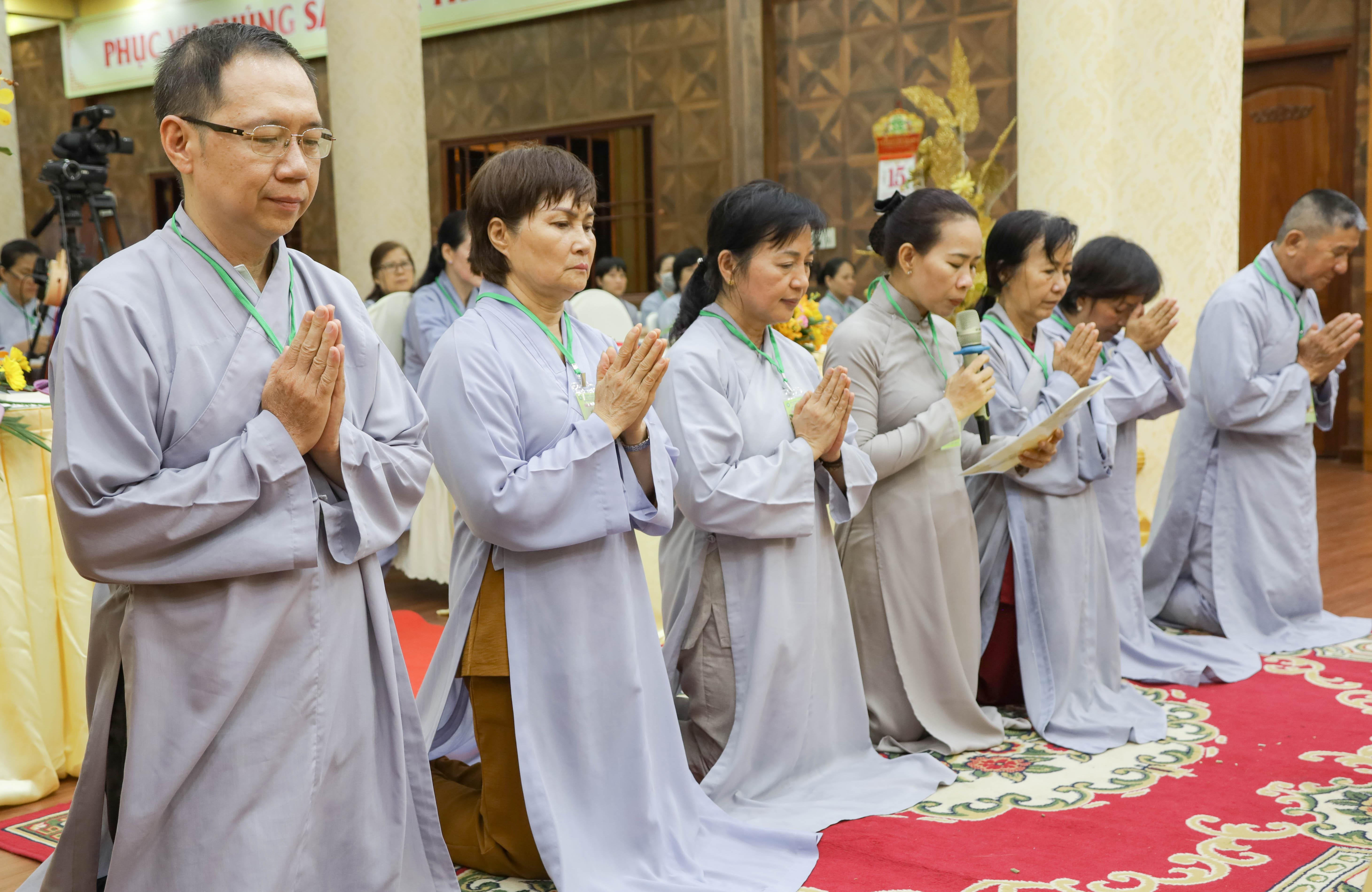 Phật tử tác bạch - Ảnh: Công Minh - Phương Đại