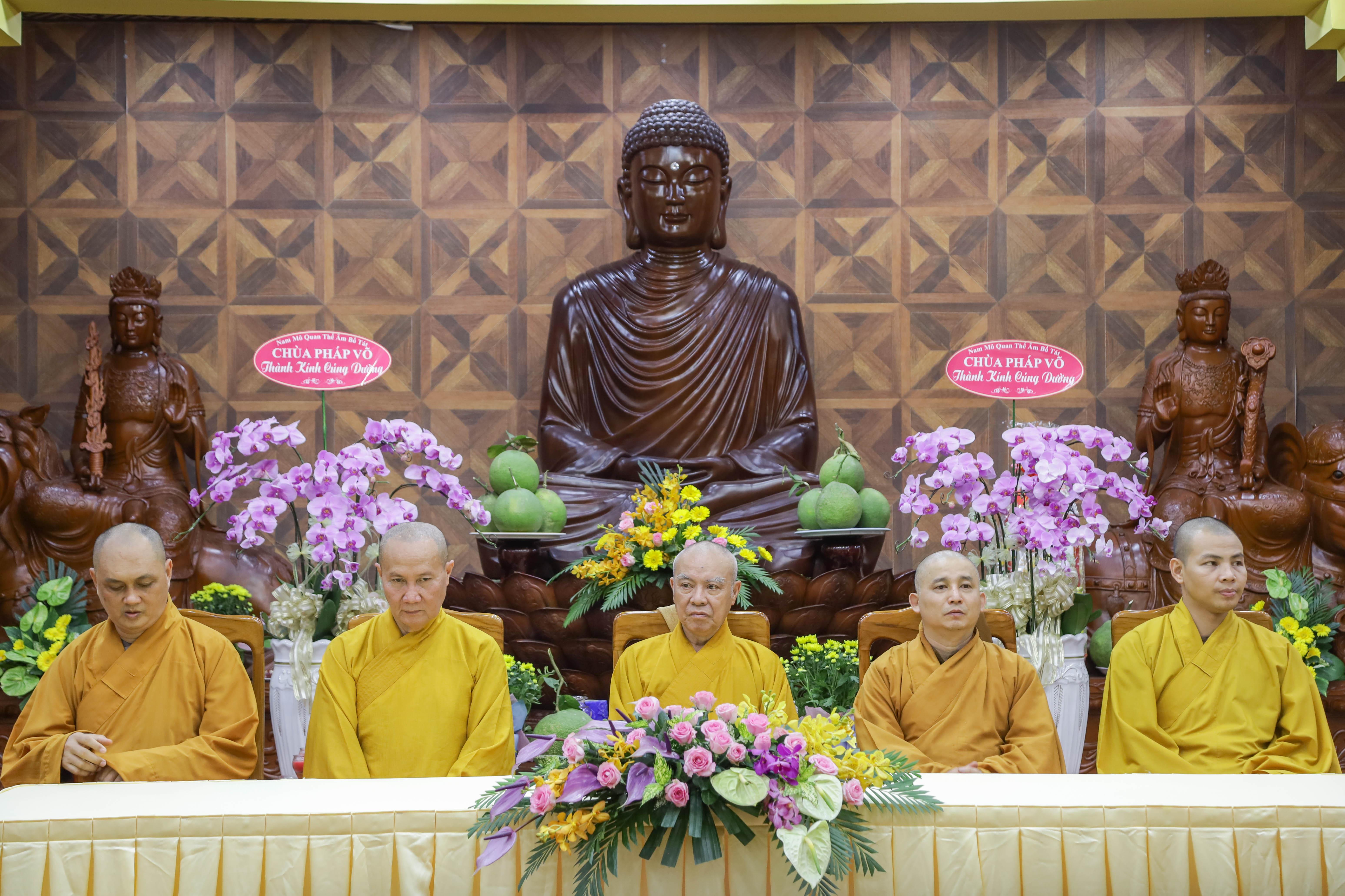 Chu tôn đức chứng minh, tham dự lễ khai giảng lớp học - Ảnh: Công Minh - Phương Đại