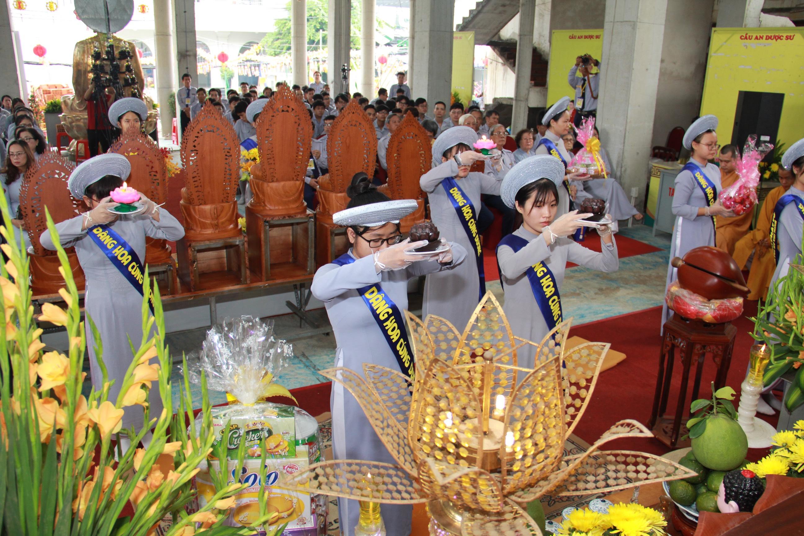 Phân ban Gia đình Phật tử TP.HCM dâng lễ phẩm cúng dường - Ảnh: Ban Thông tin truyền thông GĐPT TP.HCM Phân ban Gia đình Phật tử TP.HCM dâng lễ phẩm cúng dường - Ảnh: Ban Thông tin truyền thông GĐPT TP.HCM