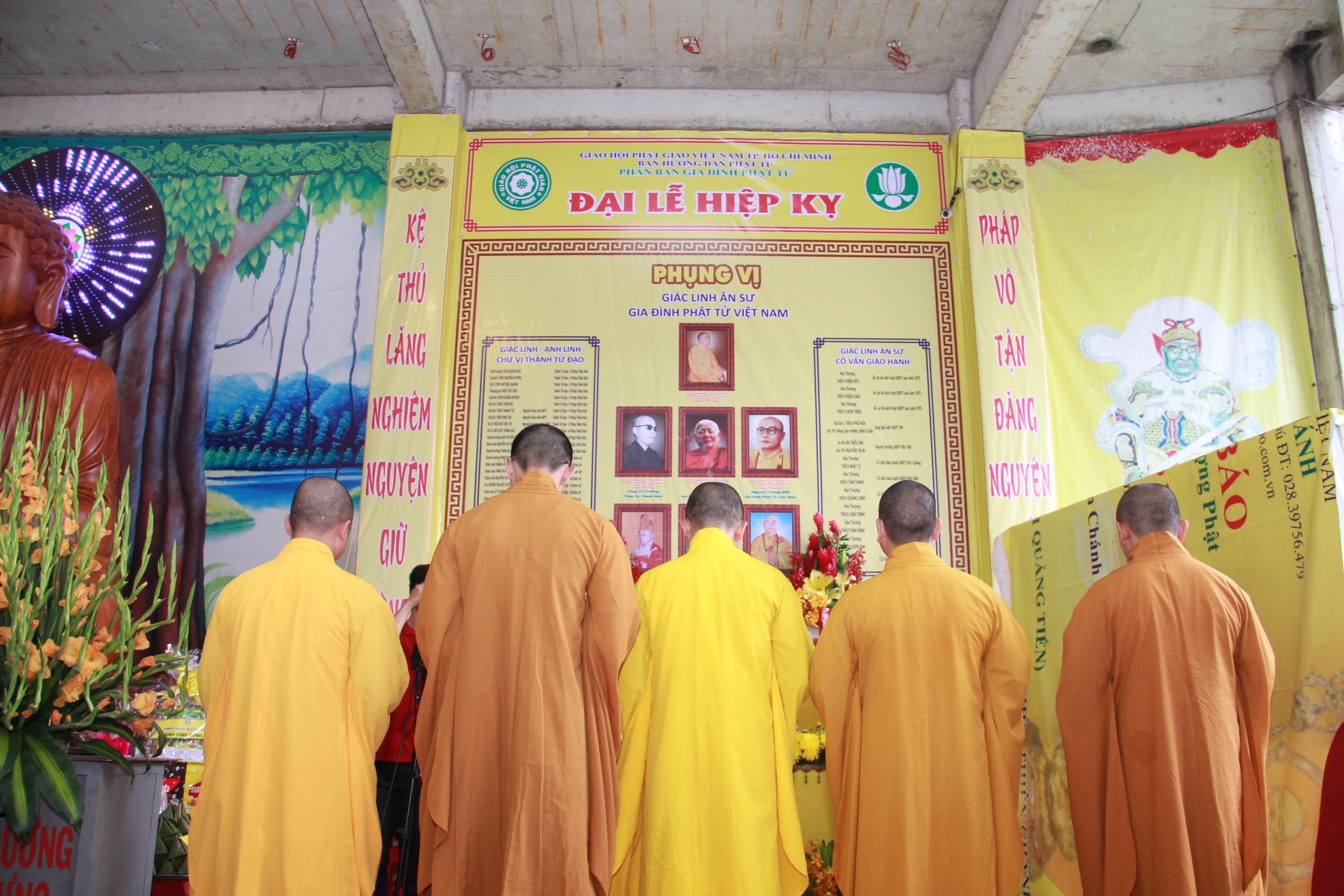 Chư tôn đức niêm hương tưởng niệm - Ảnh: Ban Thông tin truyền thông GĐPT TP.HCM Chư tôn đức niêm hương tưởng niệm - Ảnh: Ban Thông tin truyền thông GĐPT TP.HCM