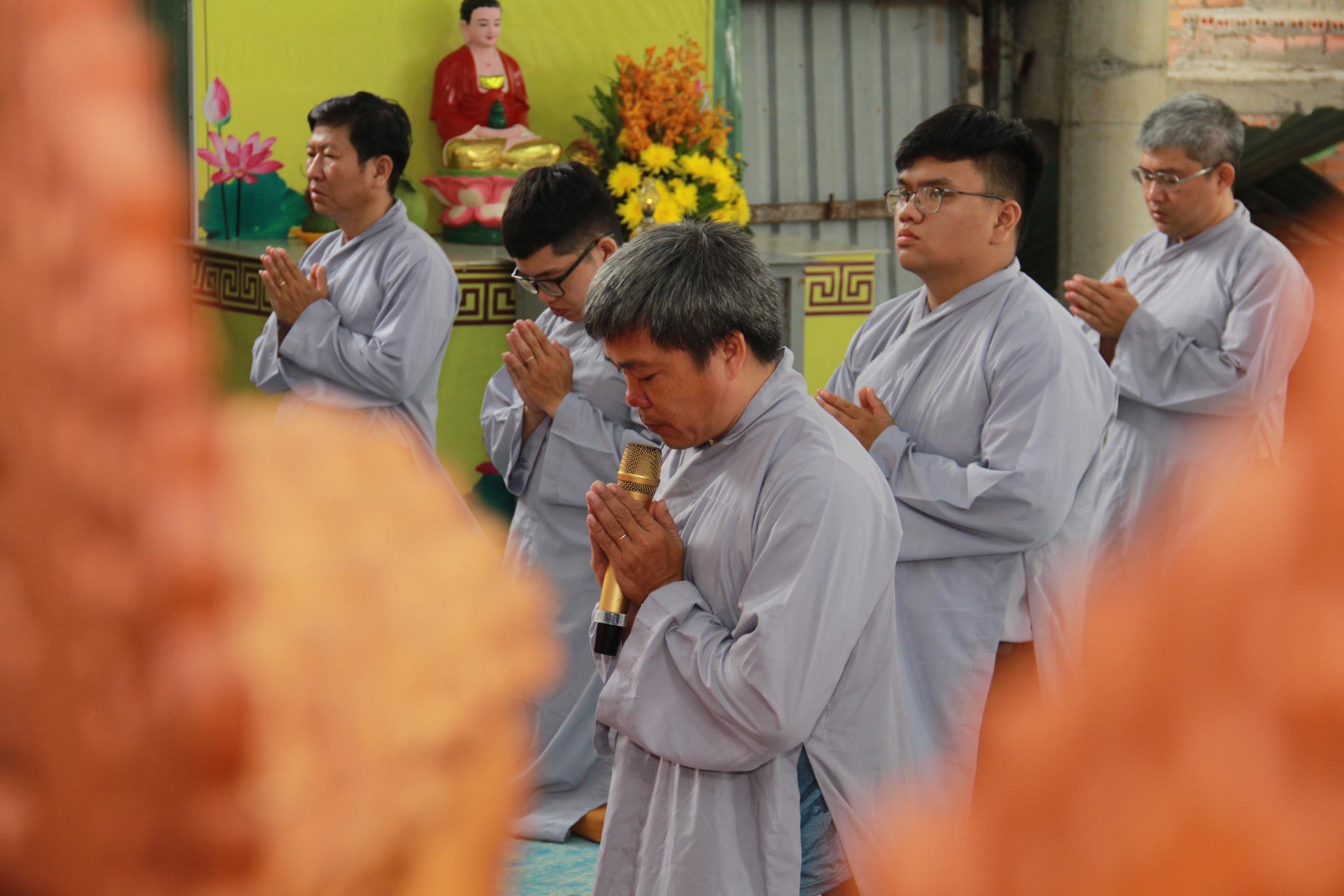 Tác bạch thọ giới - Ảnh:Ban Thông tin truyền thông GĐPT TP.HCM Tác bạch thọ giới - Ảnh:Ban Thông tin truyền thông GĐPT TP.HCM
