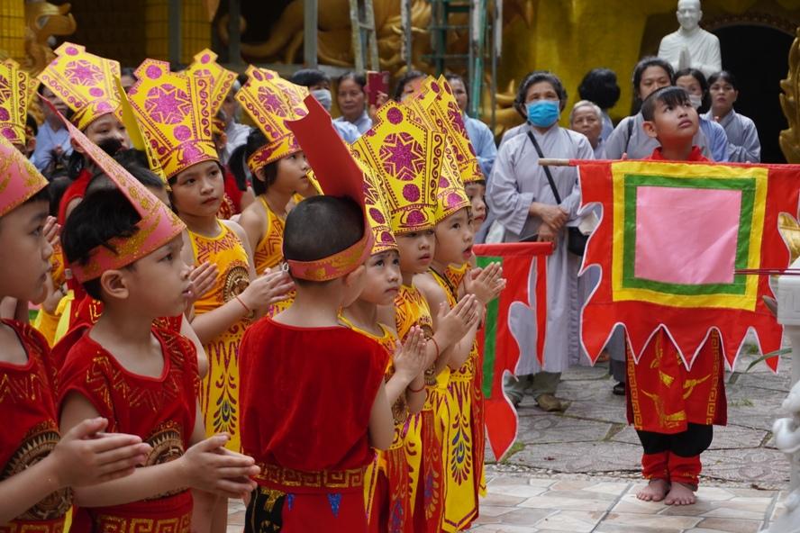 Gần 200 em nhỏ được nuôi dưỡng tại chùa Kỳ Quang 2 cũng được tham gia lễ giỗ Quốc Tổ và nghe về cội nguồn dân tộc Gần 200 em nhỏ được nuôi dưỡng tại chùa Kỳ Quang 2 cũng được tham gia lễ giỗ Quốc Tổ và nghe về cội nguồn dân tộc