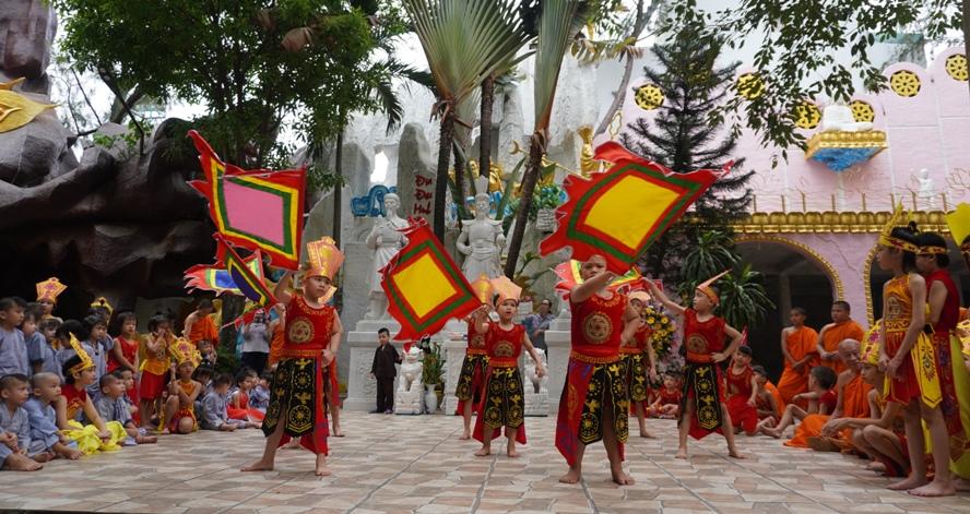 Sau phần lễ là phần hội do các em nhỏ ở chùa Kỳ Quang 2 biểu diễn văn nghệ Sau phần lễ là phần hội do các em nhỏ ở chùa Kỳ Quang 2 biểu diễn văn nghệ