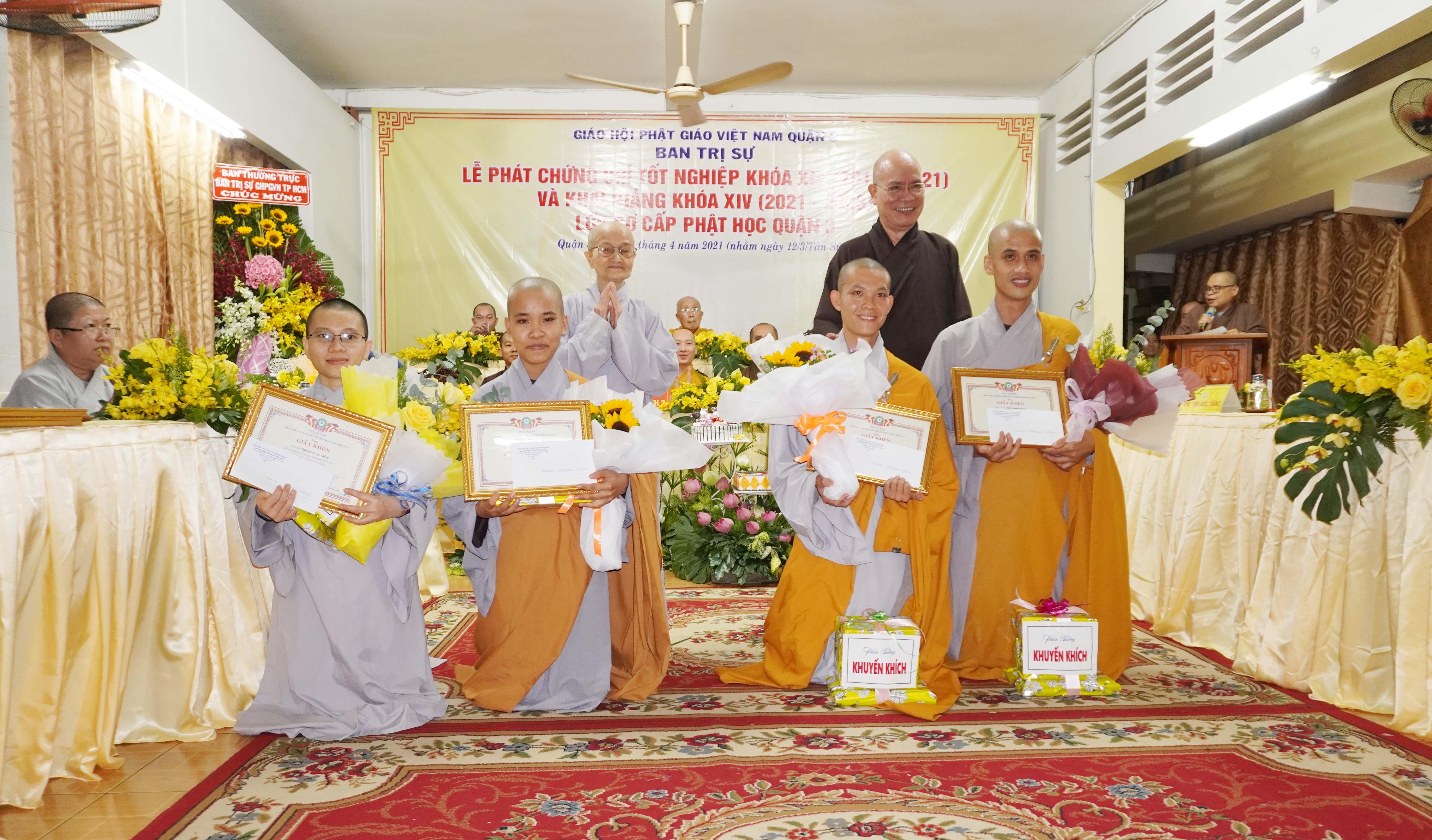 Tăng Ni sinh nhận phần thưởng Khuyến khích Tăng Ni sinh nhận phần thưởng Khuyến khích