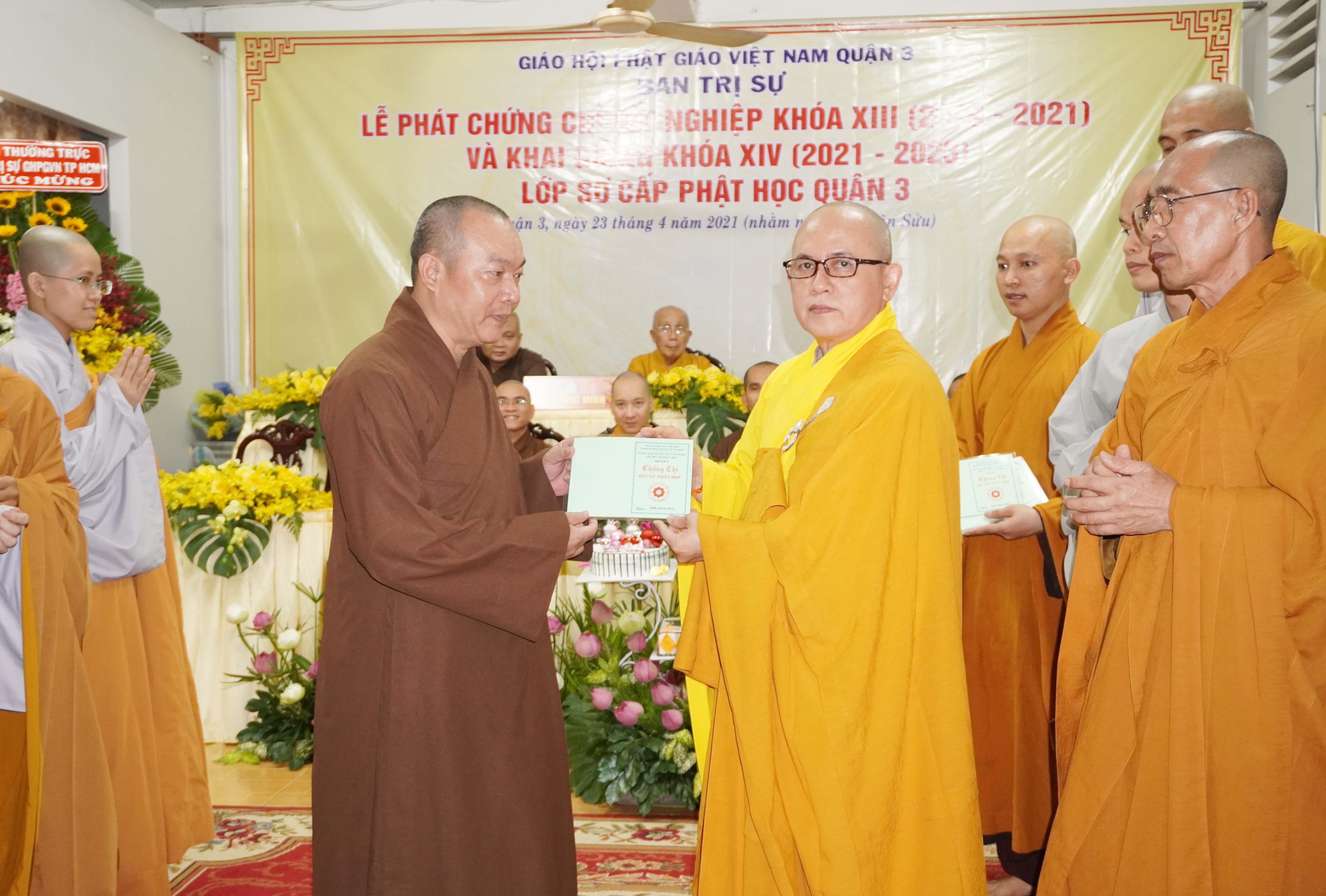 Thượng tọa Thích Thiện Bửu, Trưởng ban Trị sự GHPGVN quận 3 trao chứng chỉ đến Tăng Ni sinh Thượng tọa Thích Thiện Bửu, Trưởng ban Trị sự GHPGVN quận 3 trao chứng chỉ đến Tăng Ni sinh