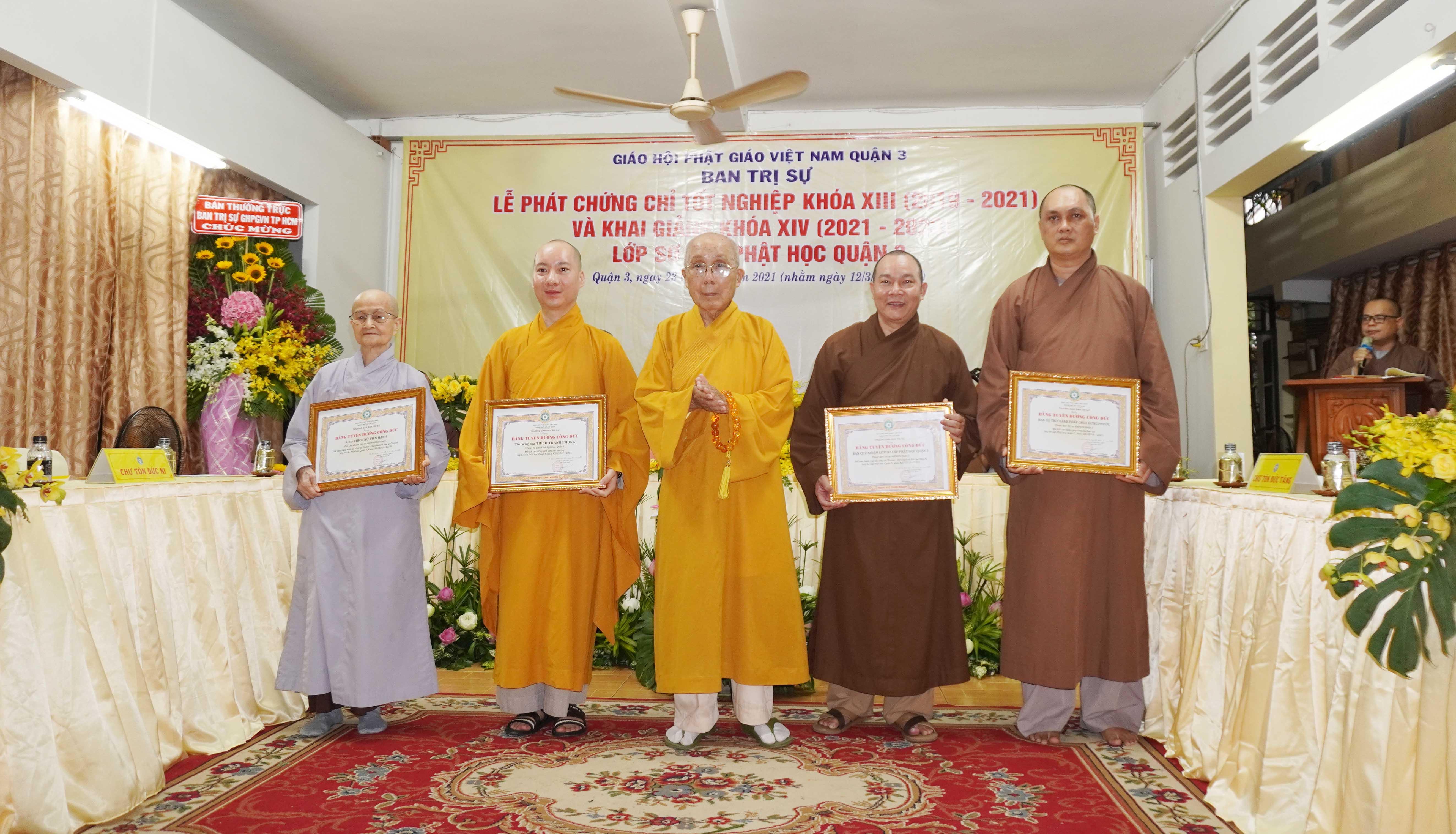 Hòa thượng Thích Tịnh Hạnh trao Bằng Tuyên dương công đức đến các tập thể và cá nhân Hòa thượng Thích Tịnh Hạnh trao Bằng Tuyên dương công đức đến các tập thể và cá nhân