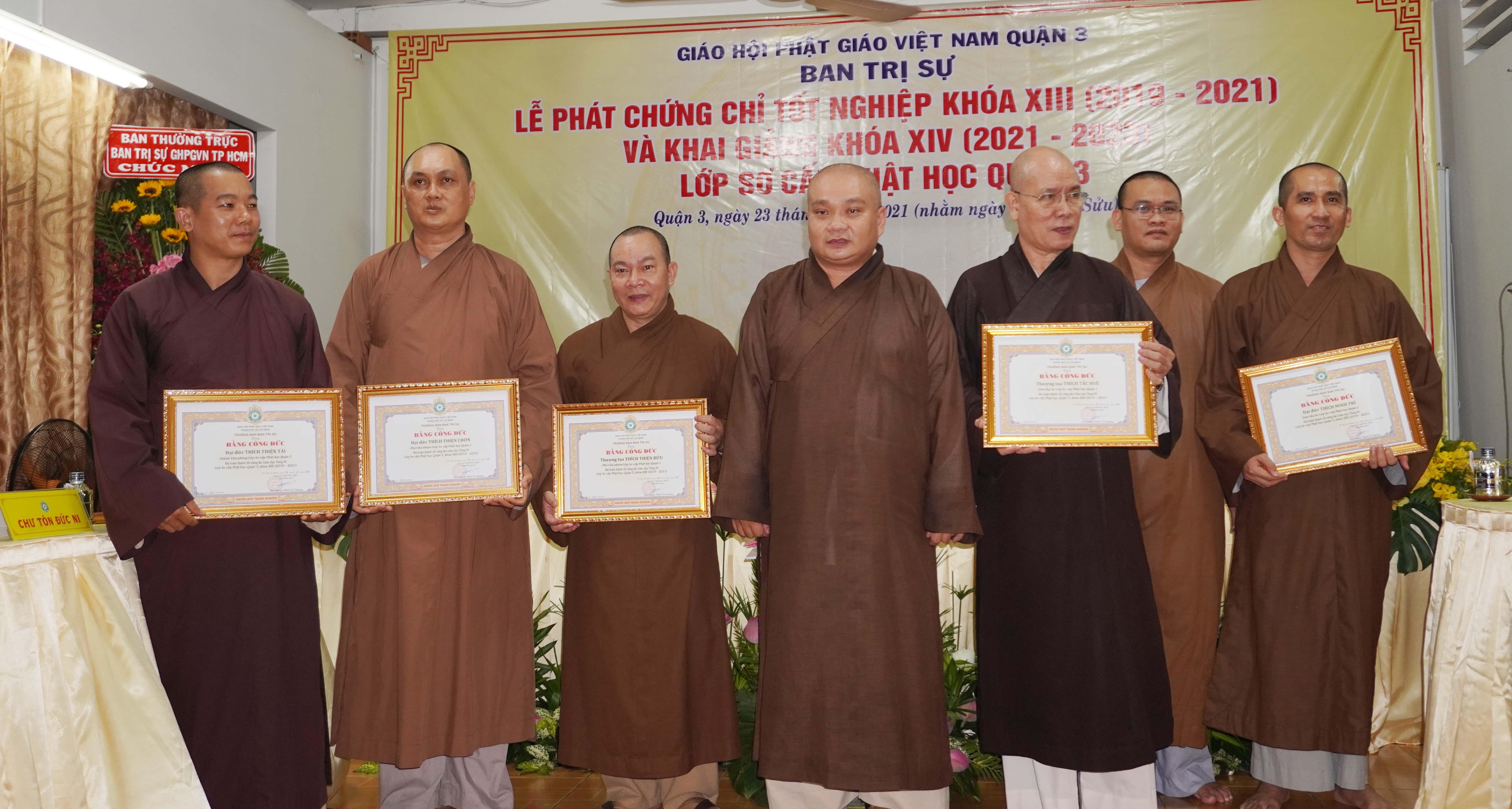 Đại đức Thích Trung Nguyện trao Bằng Công đức đến chư tôn đức giáo thọ Đại đức Thích Trung Nguyện trao Bằng Công đức đến chư tôn đức giáo thọ