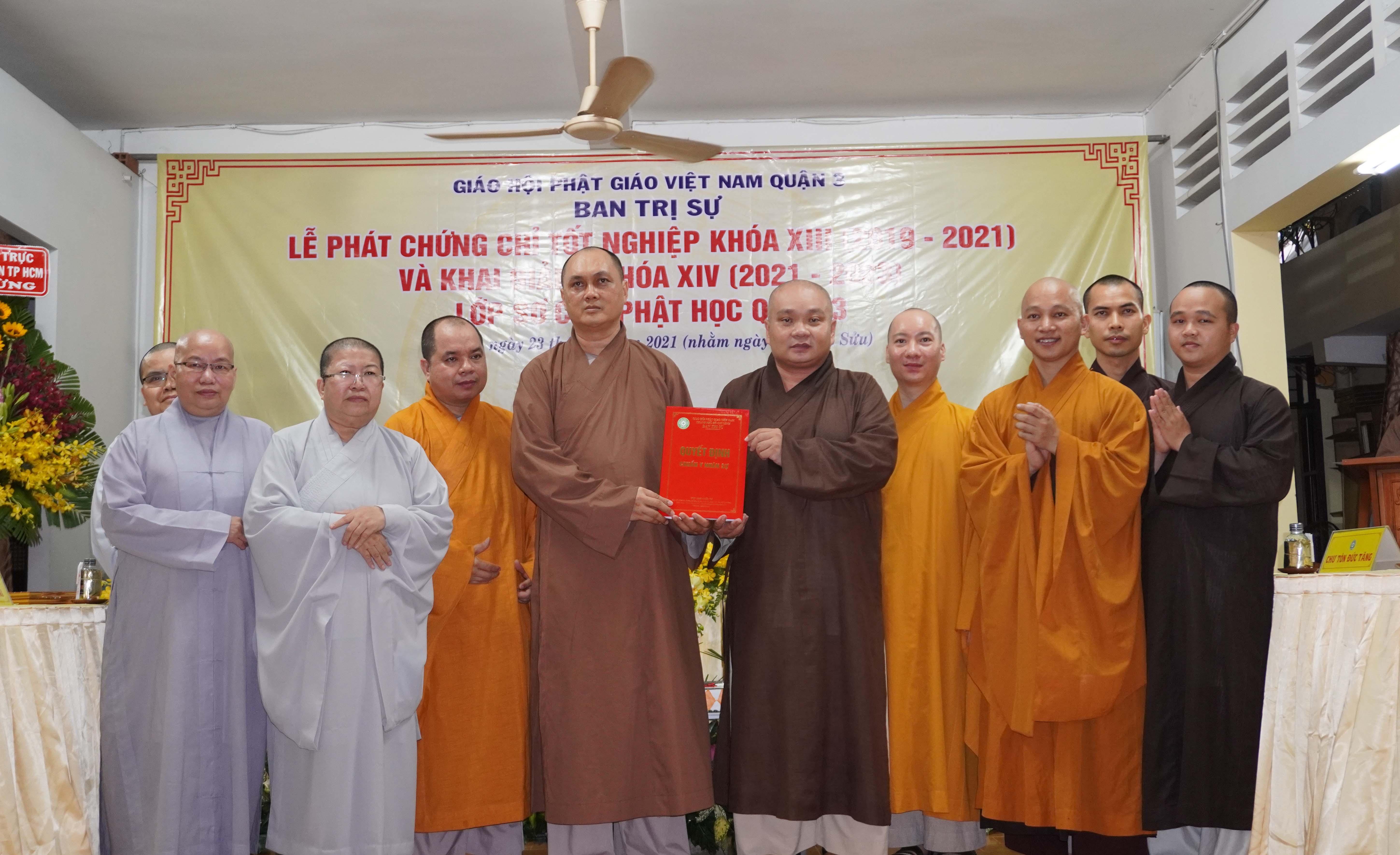 Đại đức Thích Trung Nguyện, Phó Thư ký Ban Trị sự TP.HCM trao quyết định đến Đại đức Thích Thiện Chơn Đại đức Thích Trung Nguyện, Phó Thư ký Ban Trị sự TP.HCM trao quyết định đến Đại đức Thích Thiện Chơn