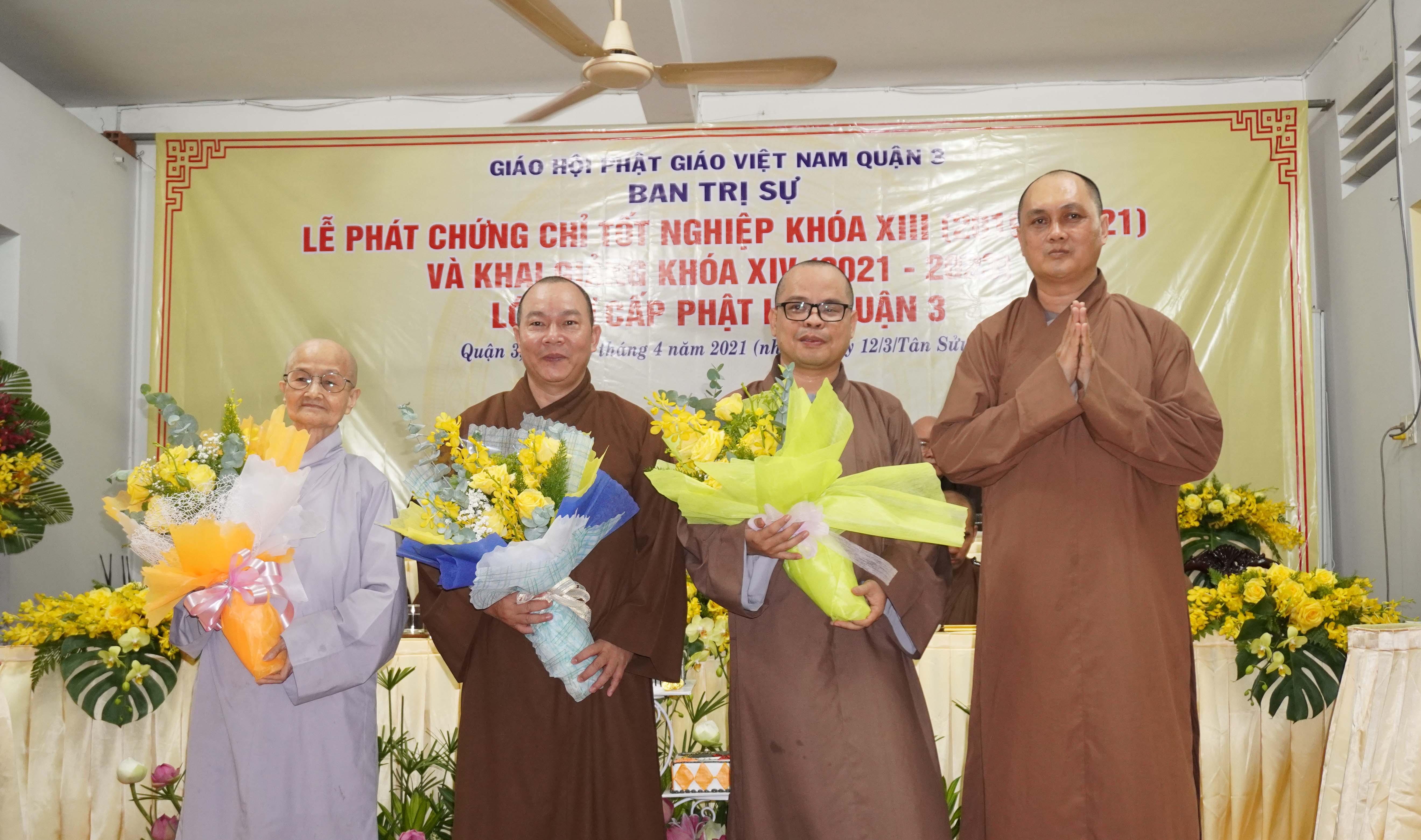 Đại đức Thích Thiện Chơn trao quà, hoa tri ân đến chư tôn đức không còn tiếp tục trong Ban chủ nhiệm Đại đức Thích Thiện Chơn trao quà, hoa tri ân đến chư tôn đức không còn tiếp tục trong Ban chủ nhiệm