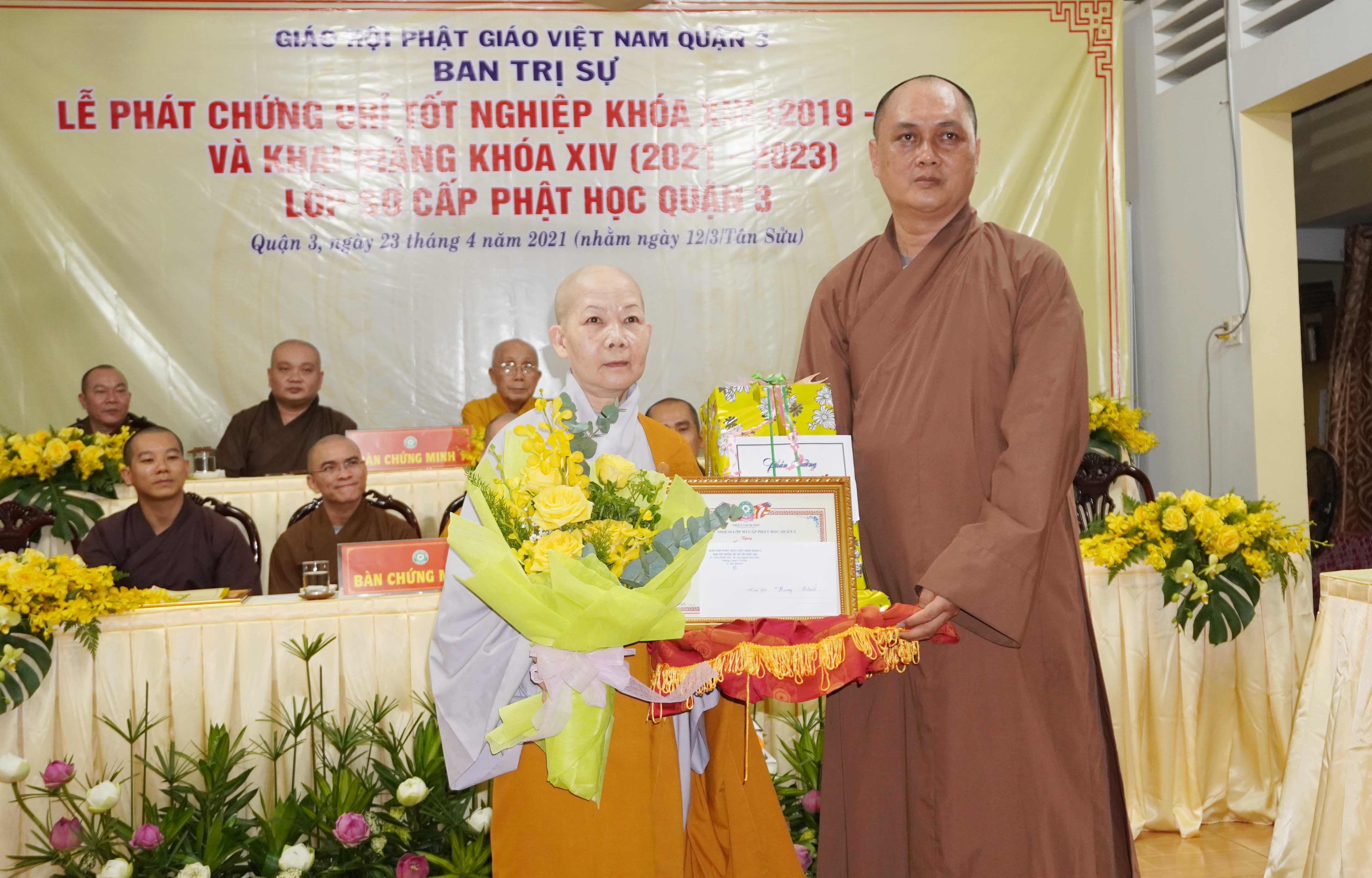 Đại đức Thích Thiện Chơn trao phần thưởng hạng nhất đến Ni sinh Thích nữ Diệu Quang Đại đức Thích Thiện Chơn trao phần thưởng hạng nhất đến Ni sinh Thích nữ Diệu Quang