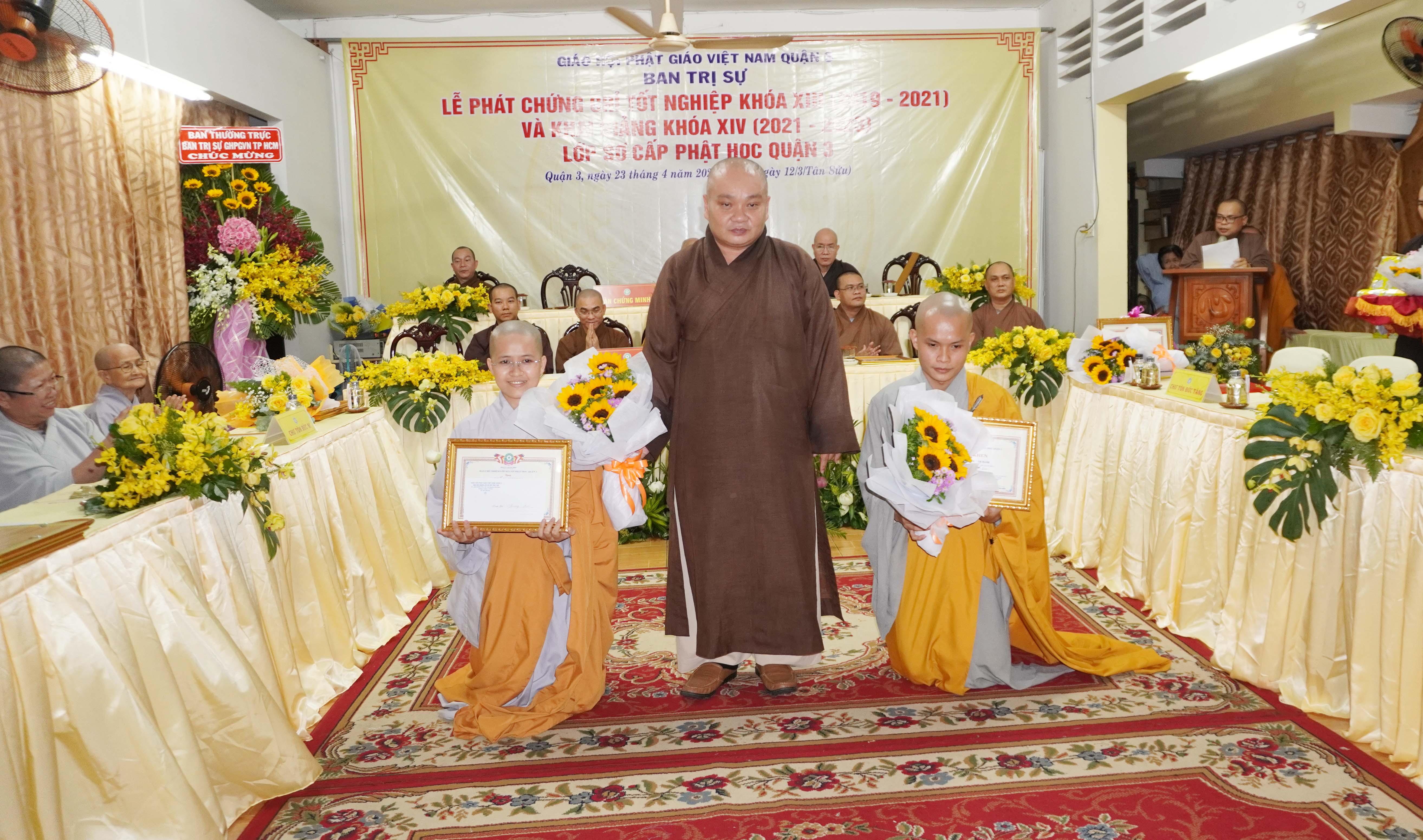 Trao phần thưởng đến Tăng Ni sinh đạt hạng 3 Trao phần thưởng đến Tăng Ni sinh đạt hạng 3