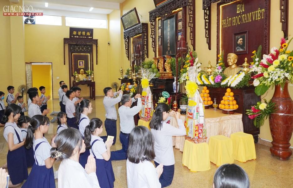 Gia đình Phật tử Xá Lợi tượng niệm