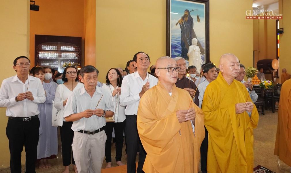 Chư tôn đức và Phật tử Ban Phật học chùa Xá Lợi tưởng niệm