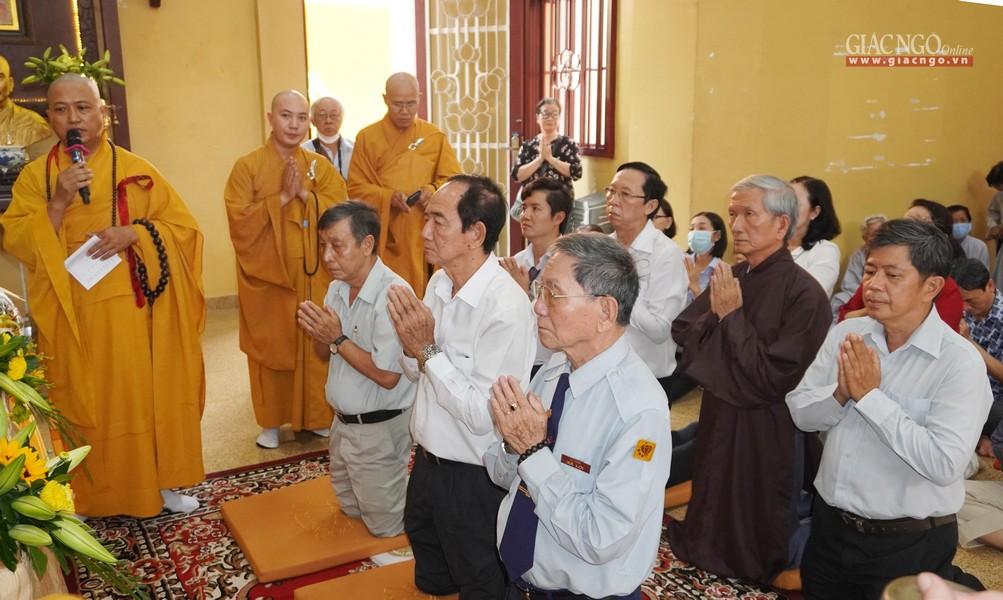 Ban Phật học chùa Xá Lợi, gia quyến trong lễ cung tiến chơn linh