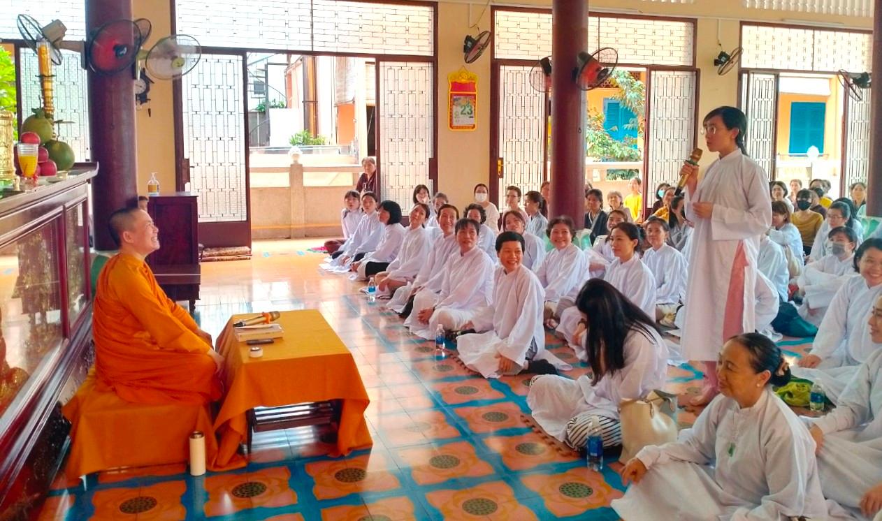 Sau thời pháp thoại là phần vấn đáp. Tùy vào từng câu hỏi, mỗi người có cơ hội mở mang thêm kiến thức về pháp học lẫn pháp hành để tinh tấn hơn