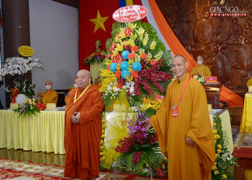 Hòa thượng Thích Thiện Tâm trao lẵng hoa chúc mừng của Ban Trị sự GHPGVN TP.HCM Hòa thượng Thích Thiện Tâm trao lẵng hoa chúc mừng của Ban Trị sự GHPGVN TP.HCM